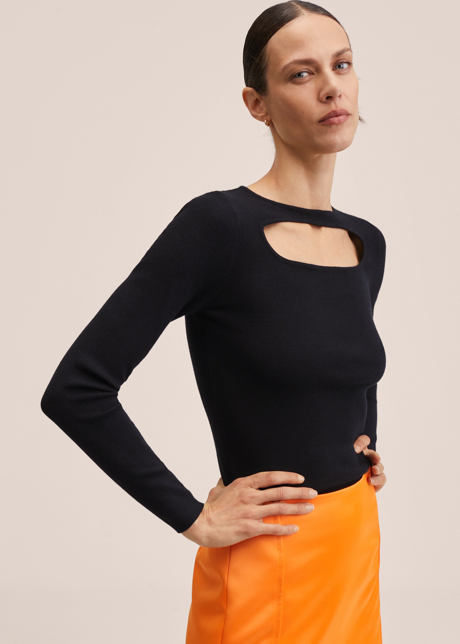 Cut-out knitted sweater - Medium plane