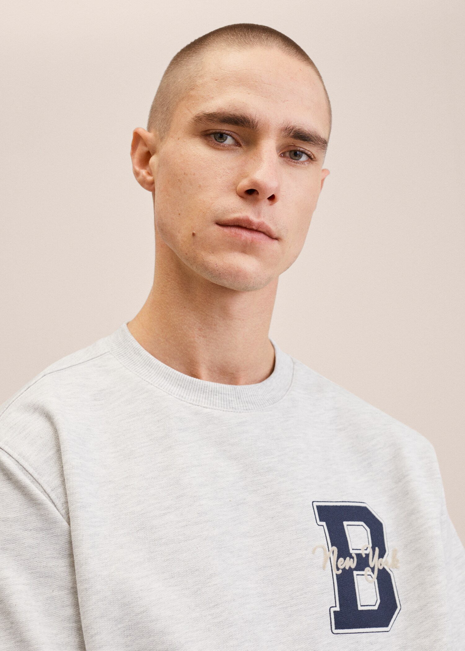 Short-sleeved varsity sweatshirt - Details of the article 1