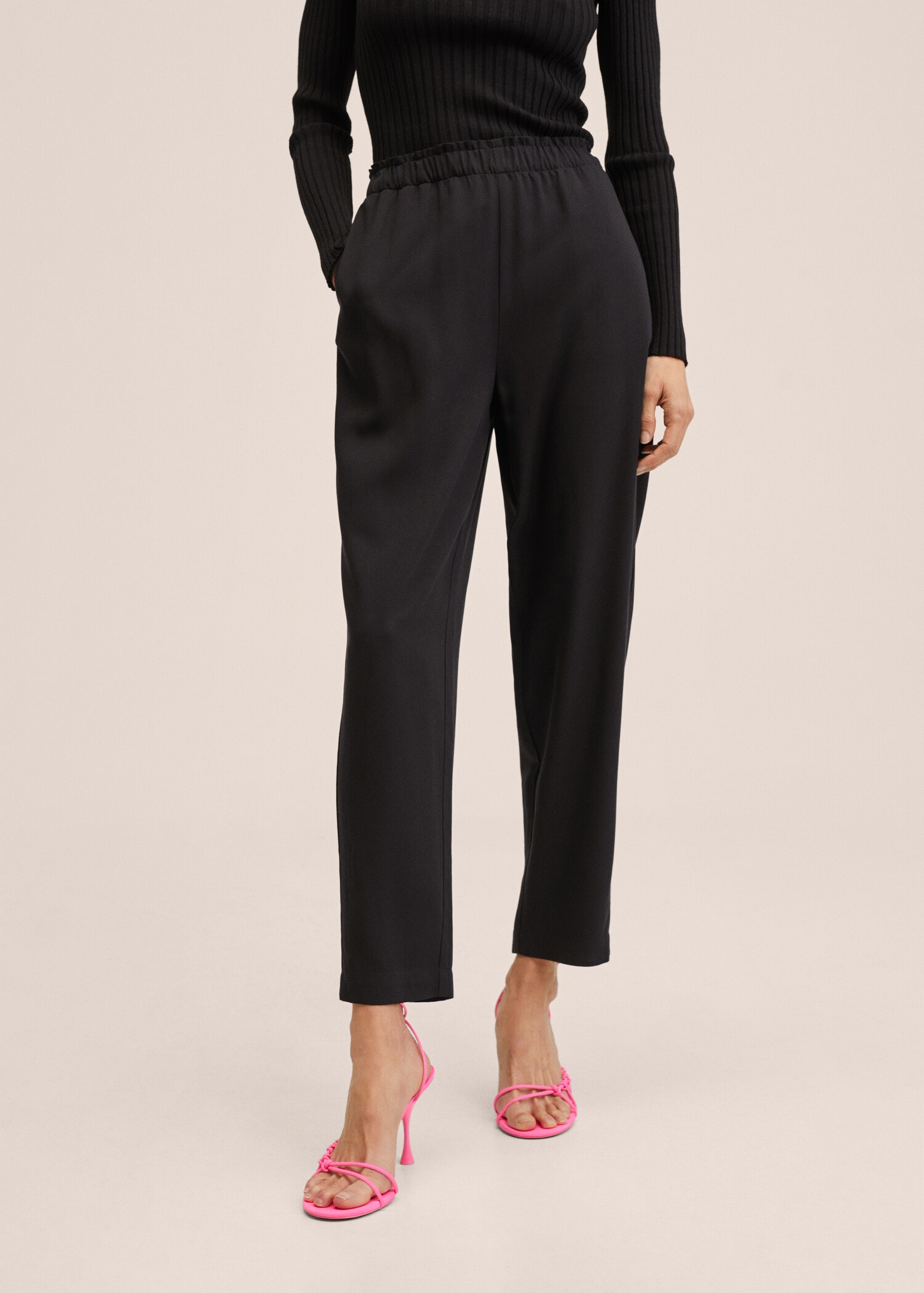 Pantalón crop cintura elástica - Plano medio