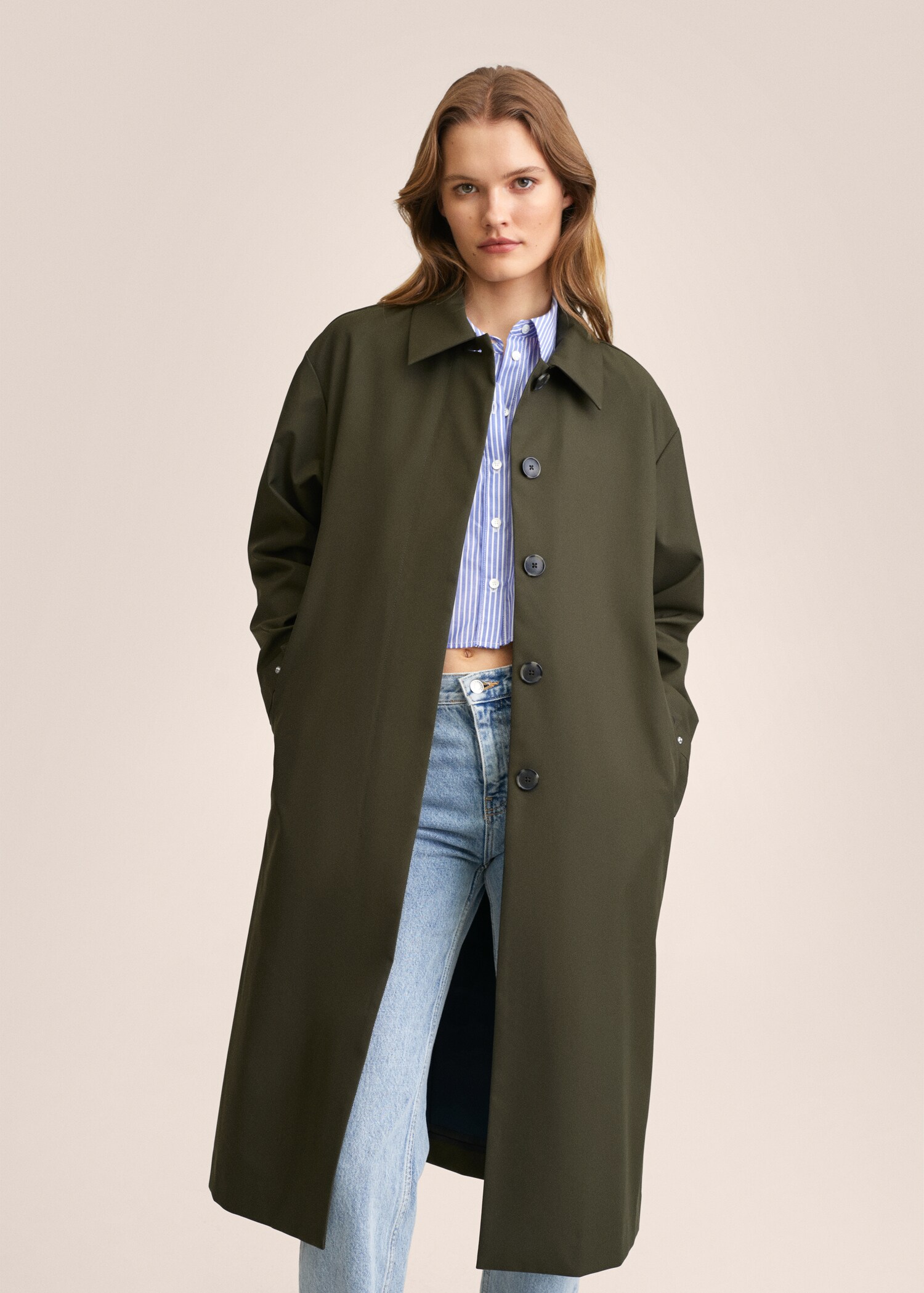 Trenchcoat mit wärmeversiegelten Knöpfen - Mittlere Ansicht