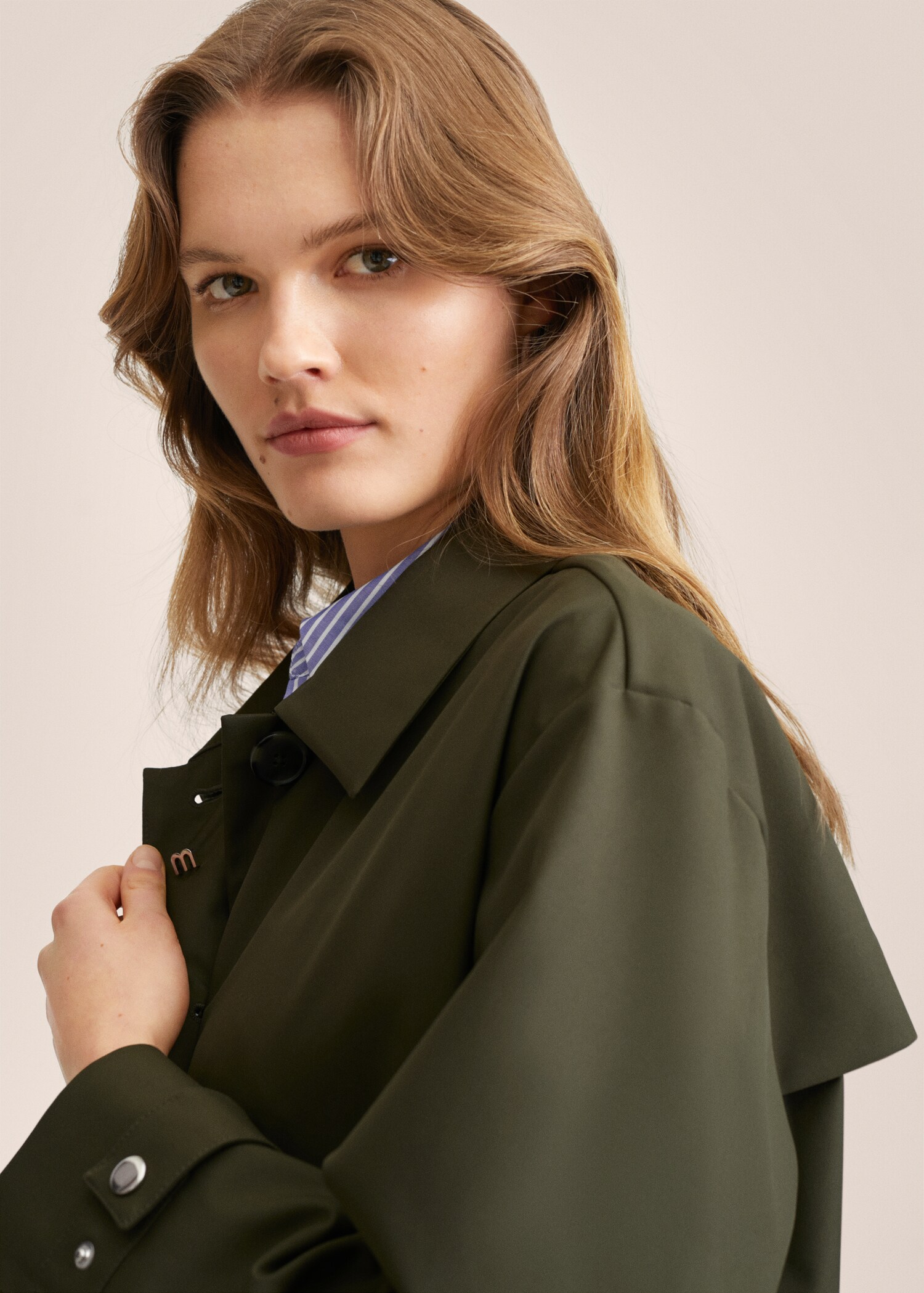 Trenchcoat mit wärmeversiegelten Knöpfen - Detail des Artikels 2