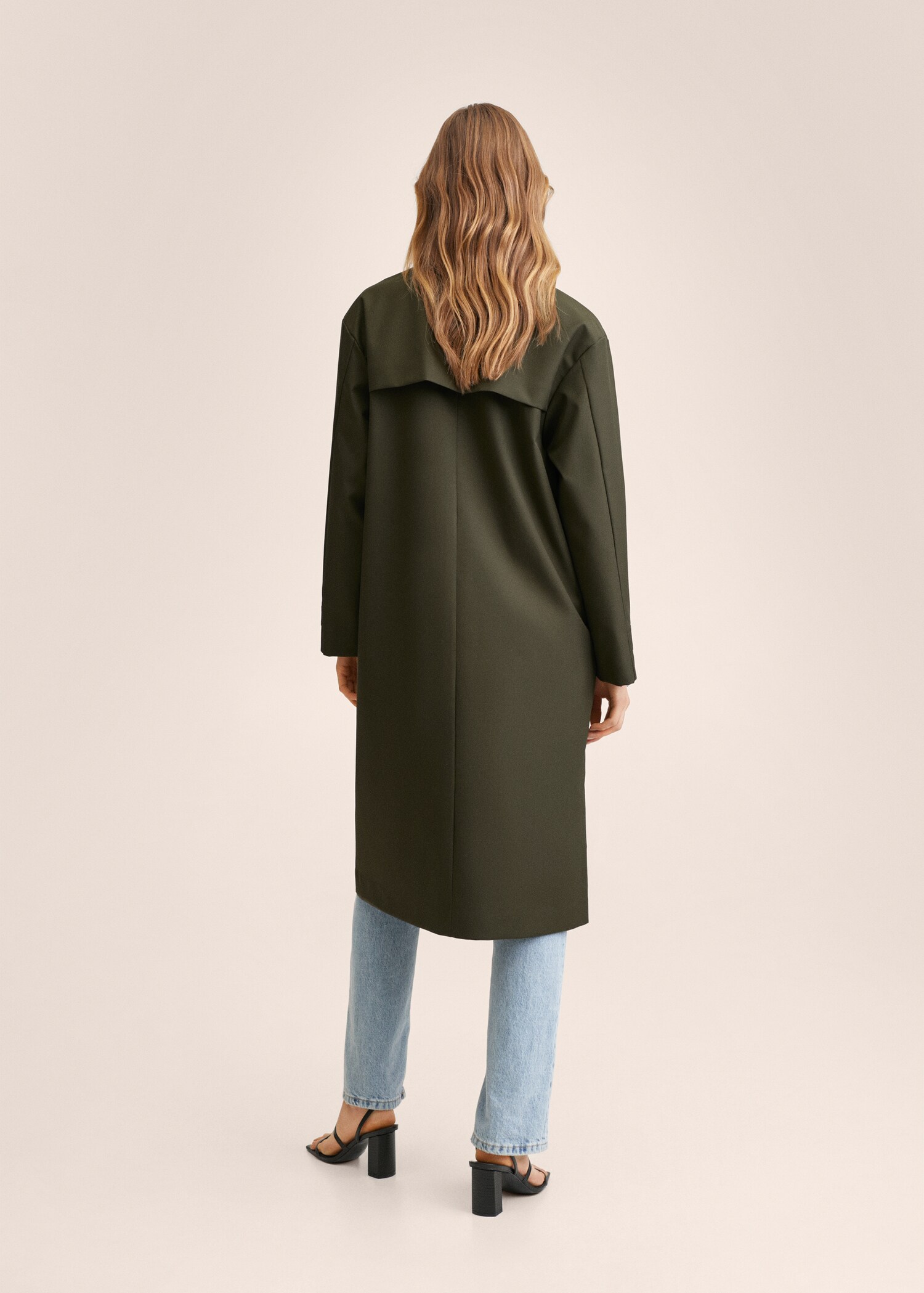Trenchcoat mit wärmeversiegelten Knöpfen - Rückseite des Artikels