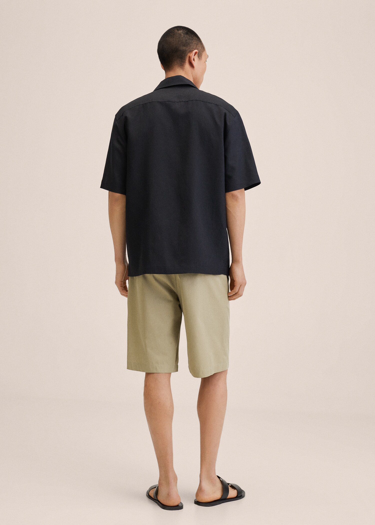 Bermudashorts aus Baumwolle mit Bundfalten - Rückseite des Artikels