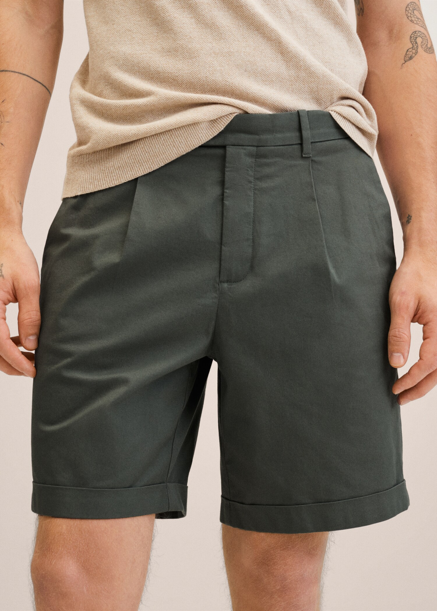 Cotton pleated Bermuda shorts - Details of the article 1