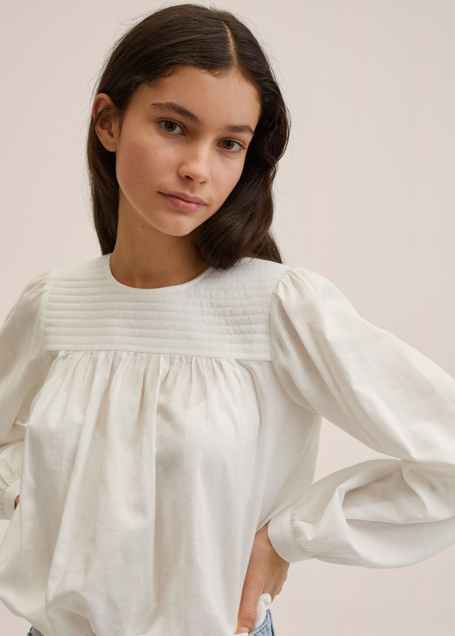 Blusa fluida manga abullonada - Plano medio
