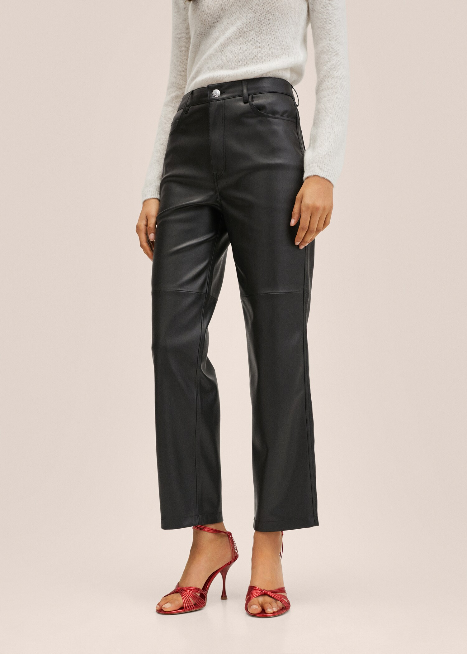 Pantalón recto efecto piel - Plano medio