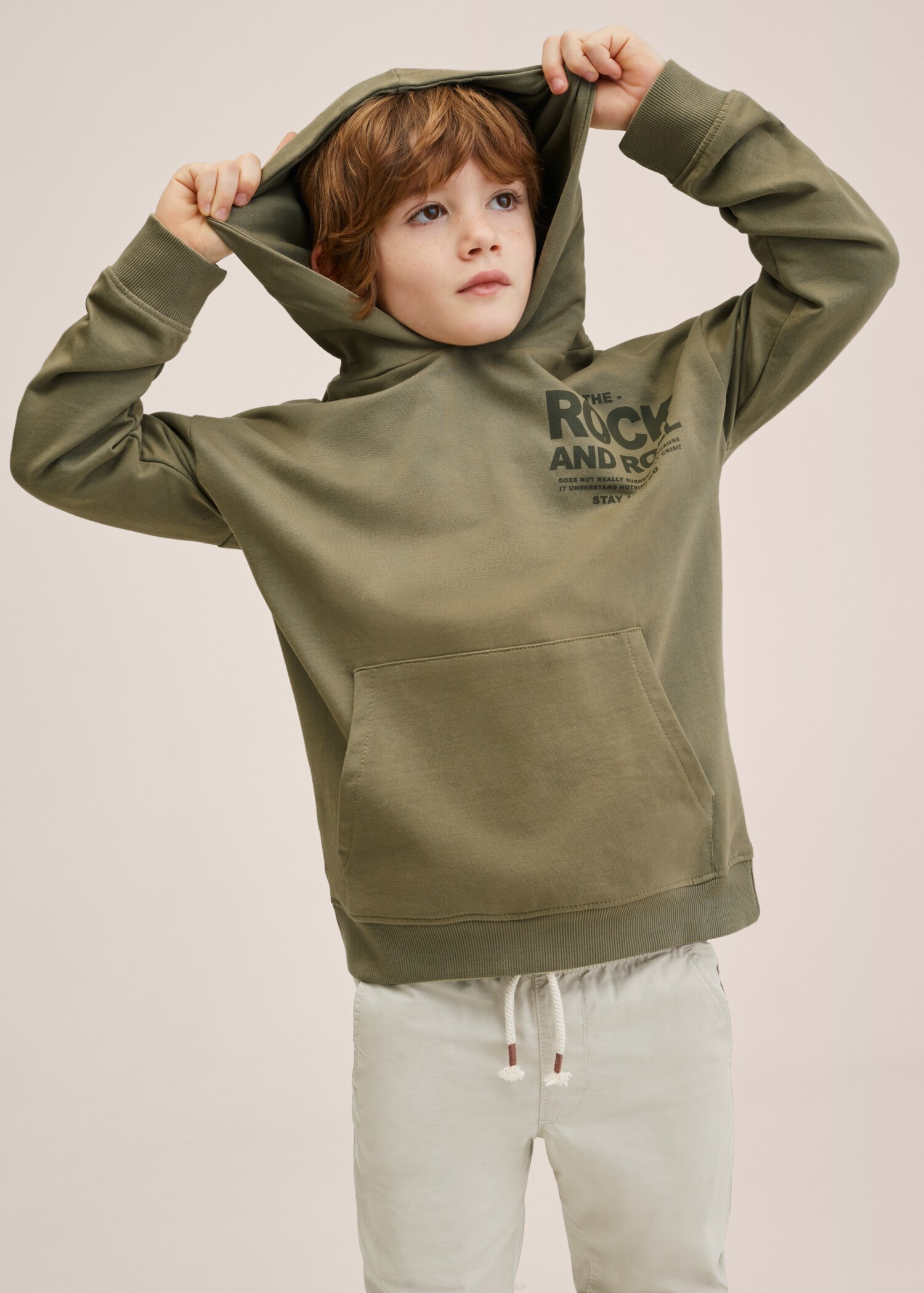 Sudadera oversize mensaje - Plano medio