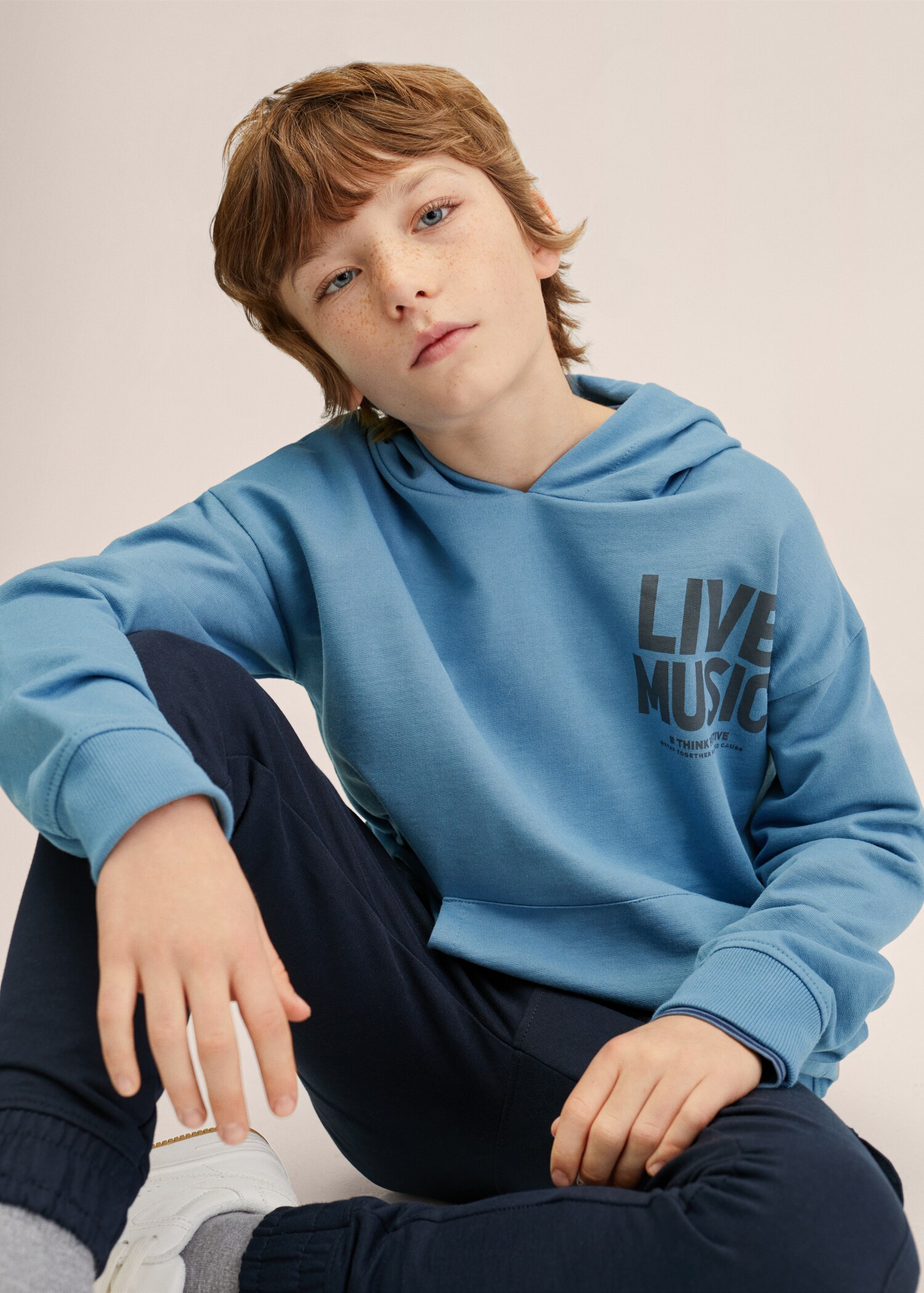 Sudadera oversize mensaje - Plano medio