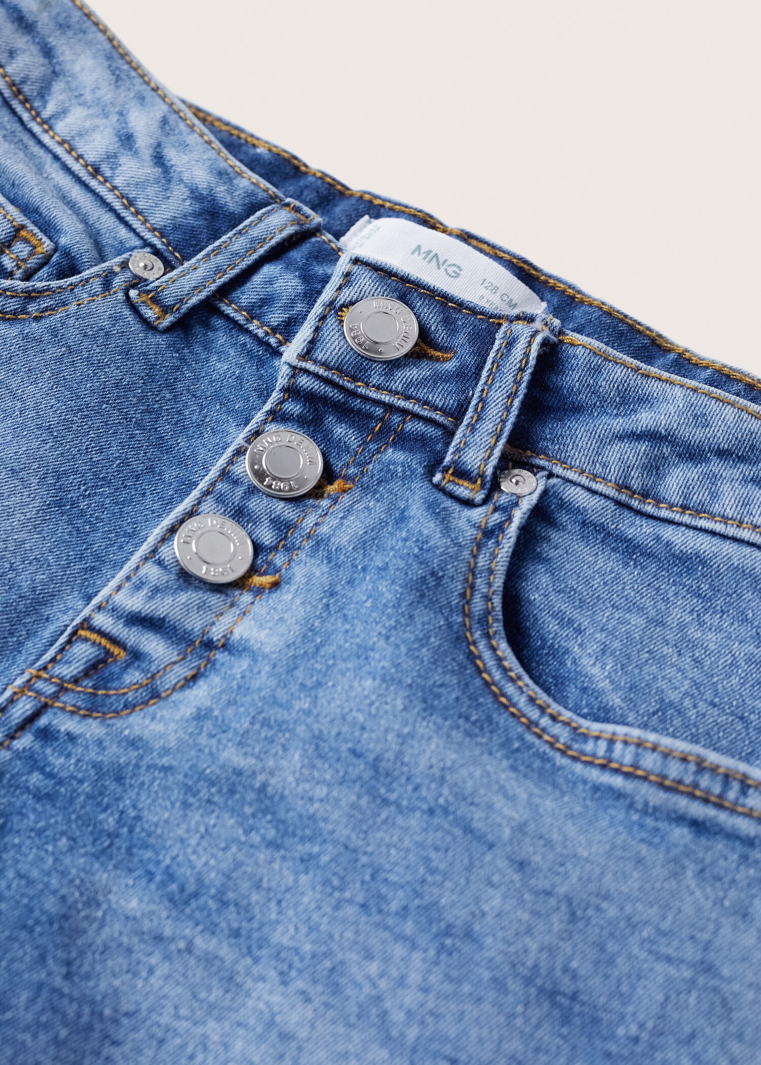 Buttoned denim shorts - Details of the article 8