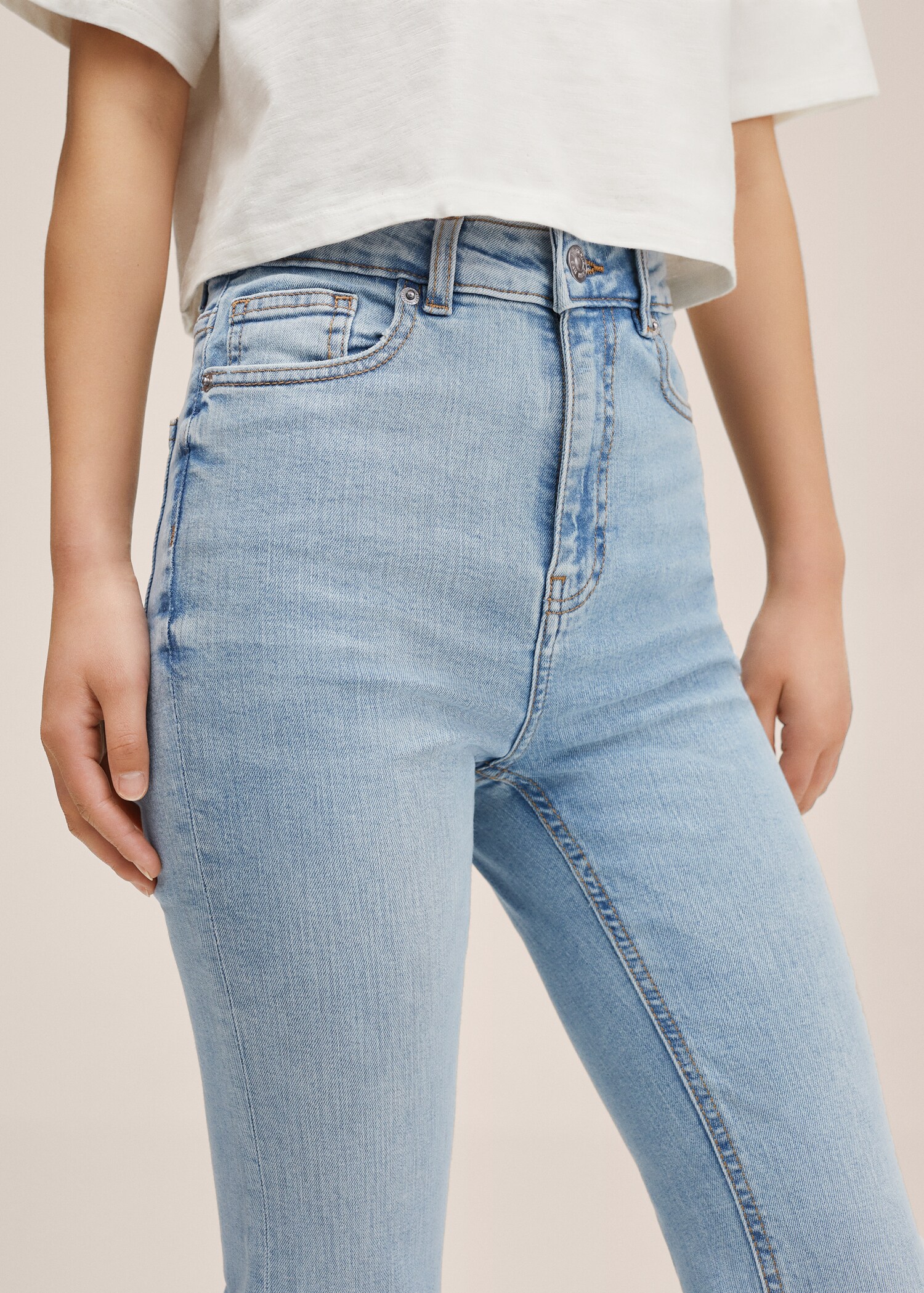Bootcut jeans met gerafelde broekspijpen - Detail van het artikel 1