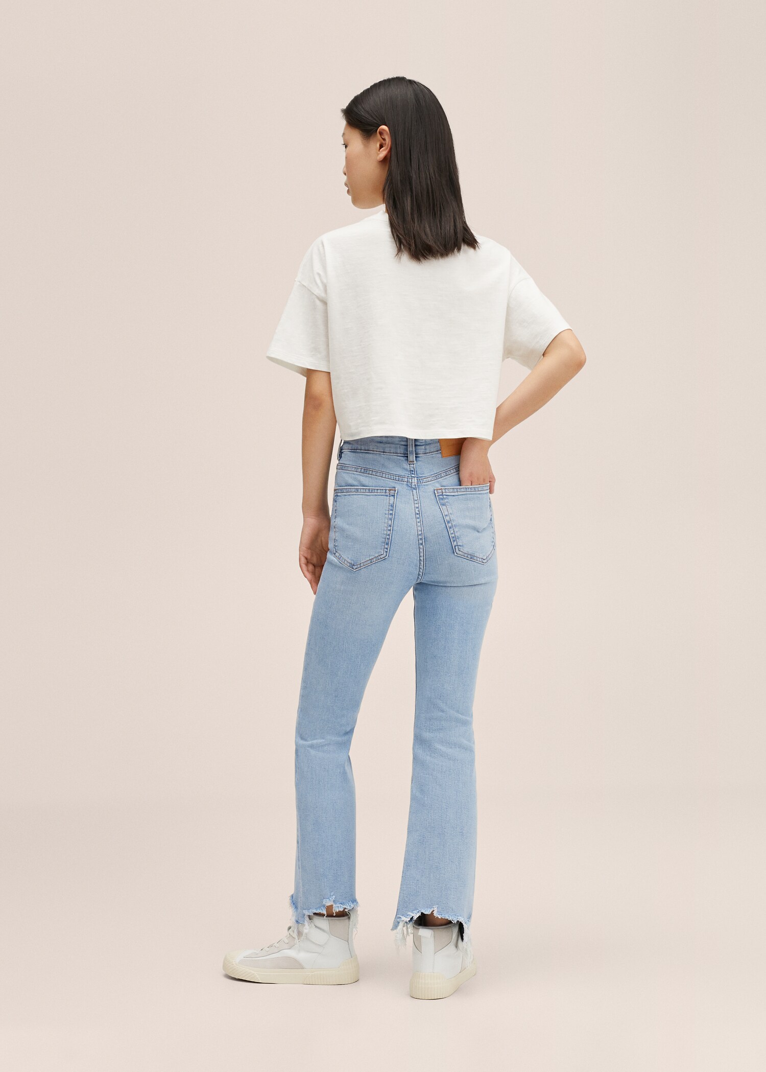 Bootcut jeans met gerafelde broekspijpen - Achterkant van het artikel