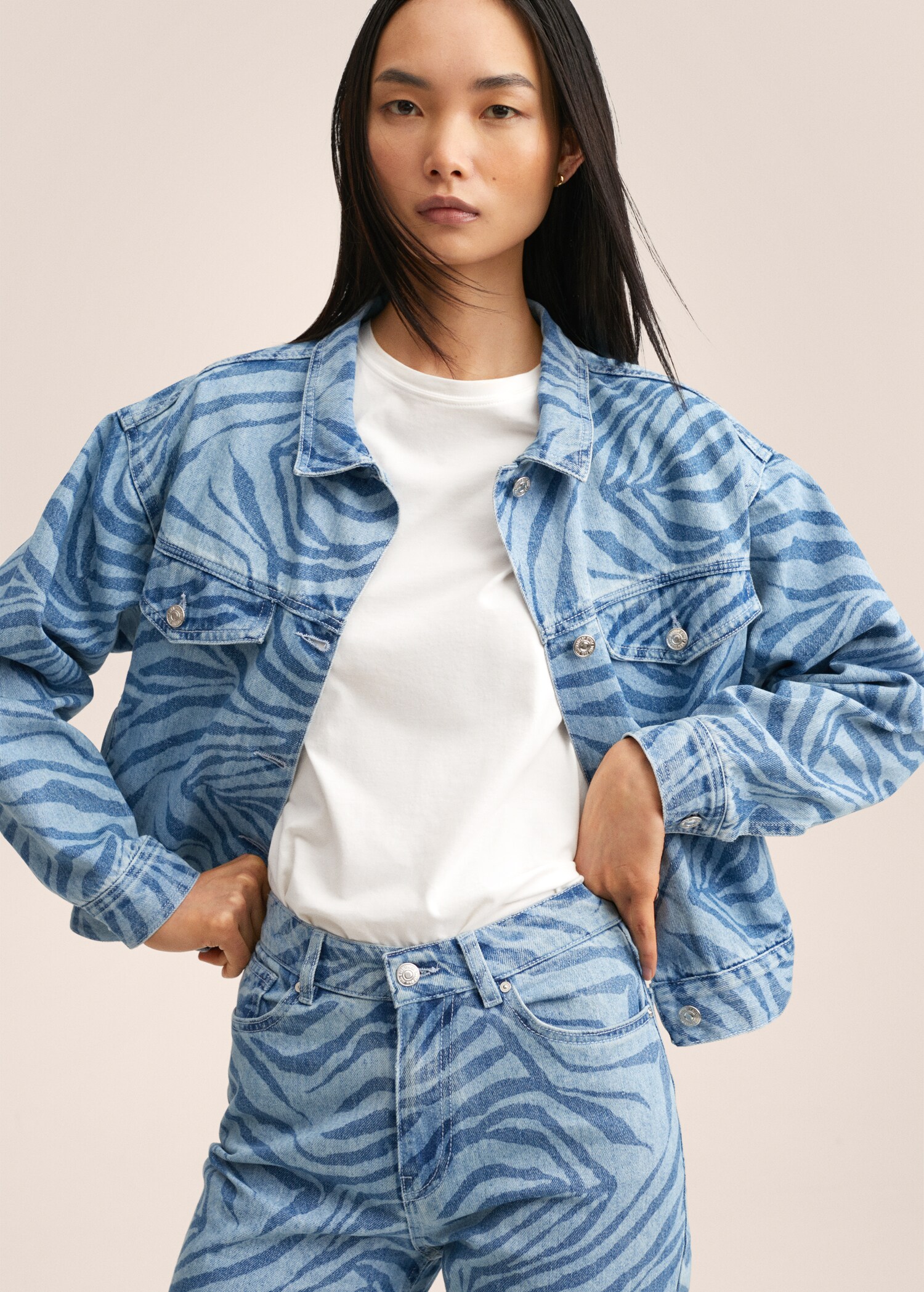 Cazadora vaquera oversize - Plano medio