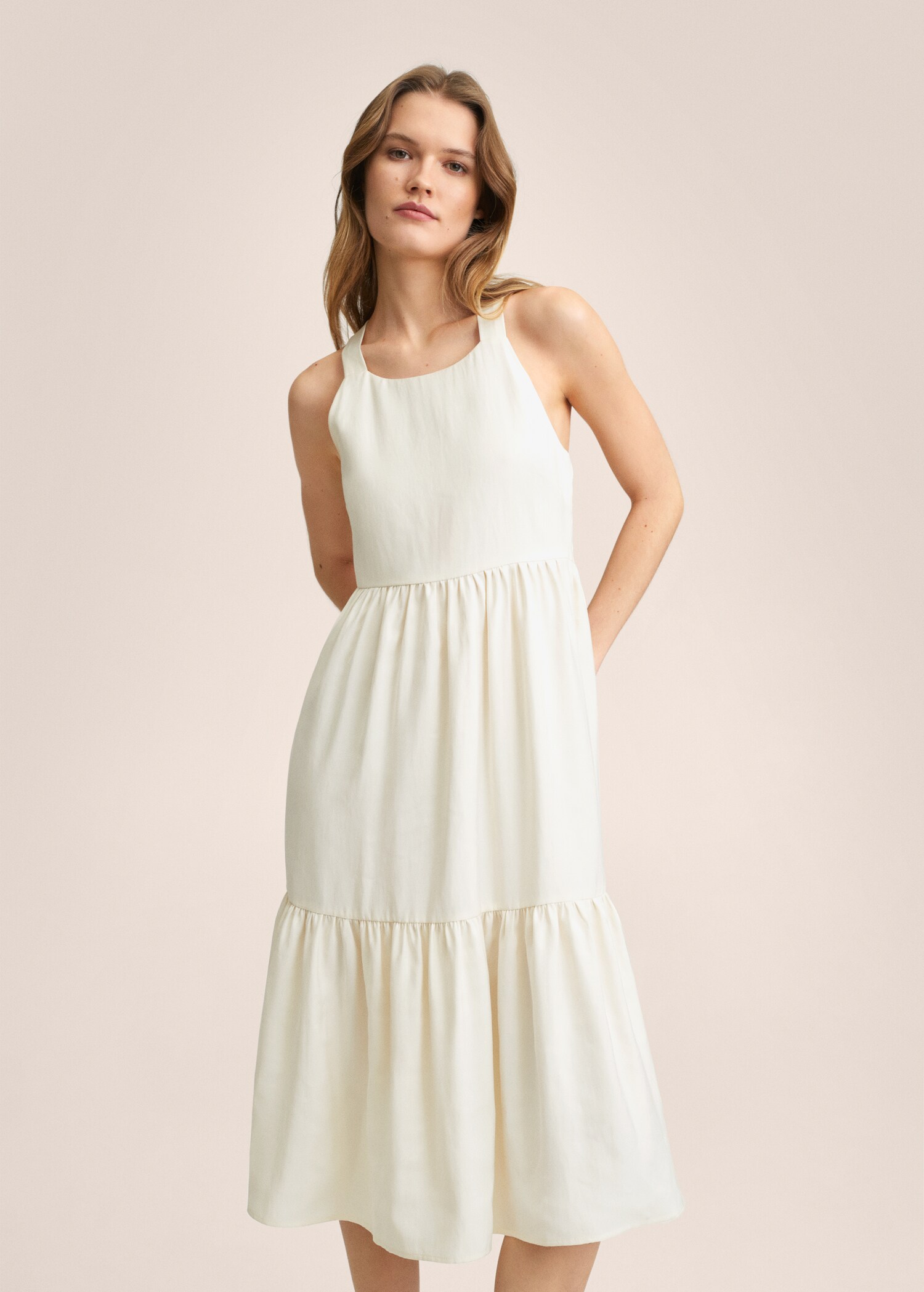 Vestido espalda cruzada - Plano medio