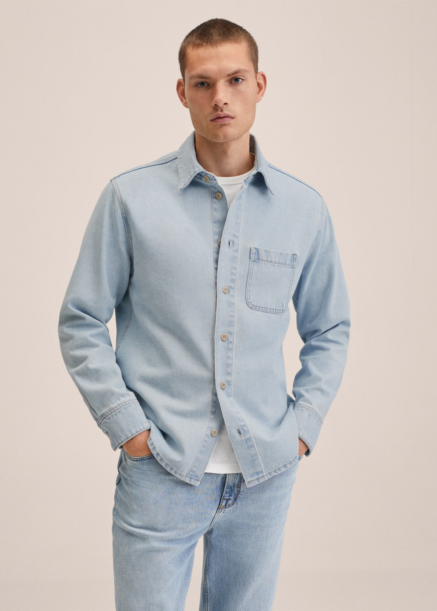 Camisa vaquera bolsillo - Plano medio