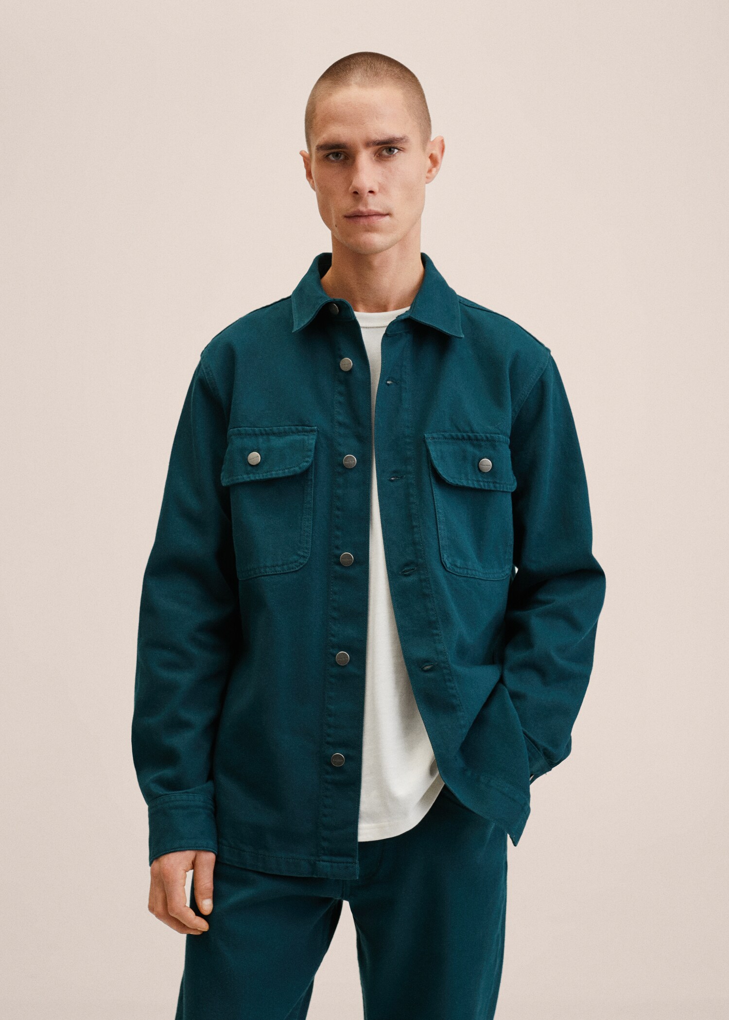 Sobrecamisa vaquera bolsillos - Plano medio