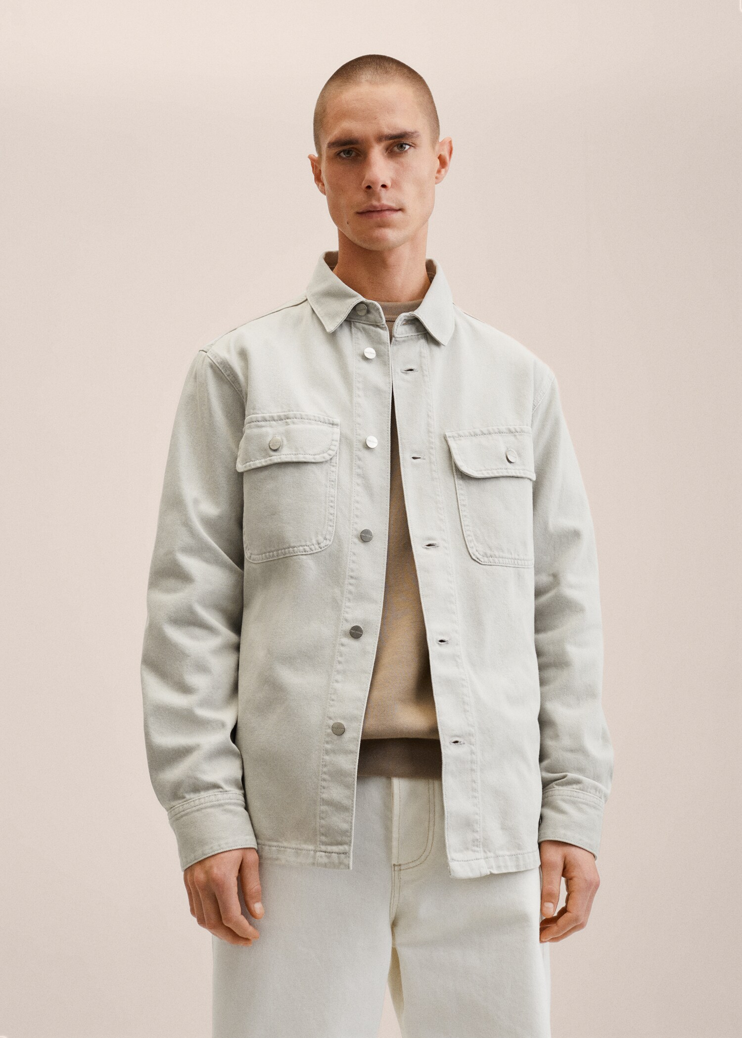 Sobrecamisa vaquera bolsillos - Plano medio