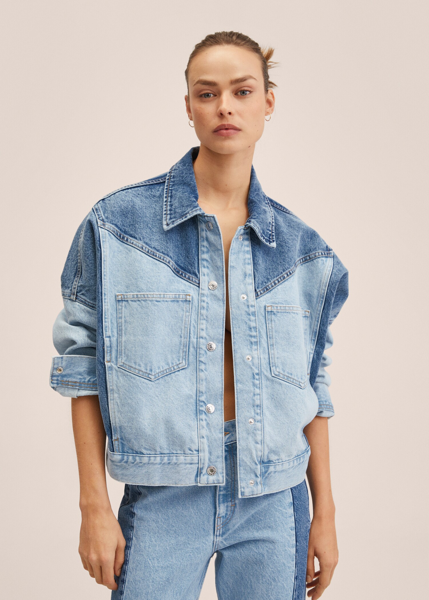 Cazadora vaquera oversize - Plano medio