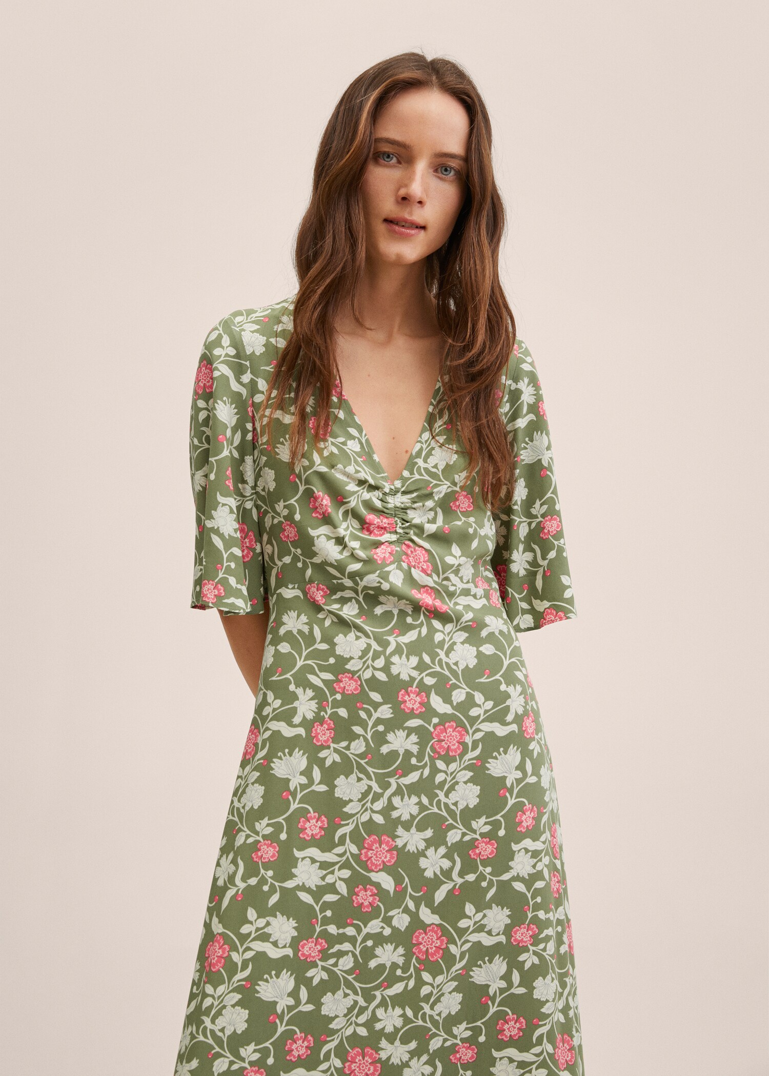 Robe froncée imprimée - Plan moyen