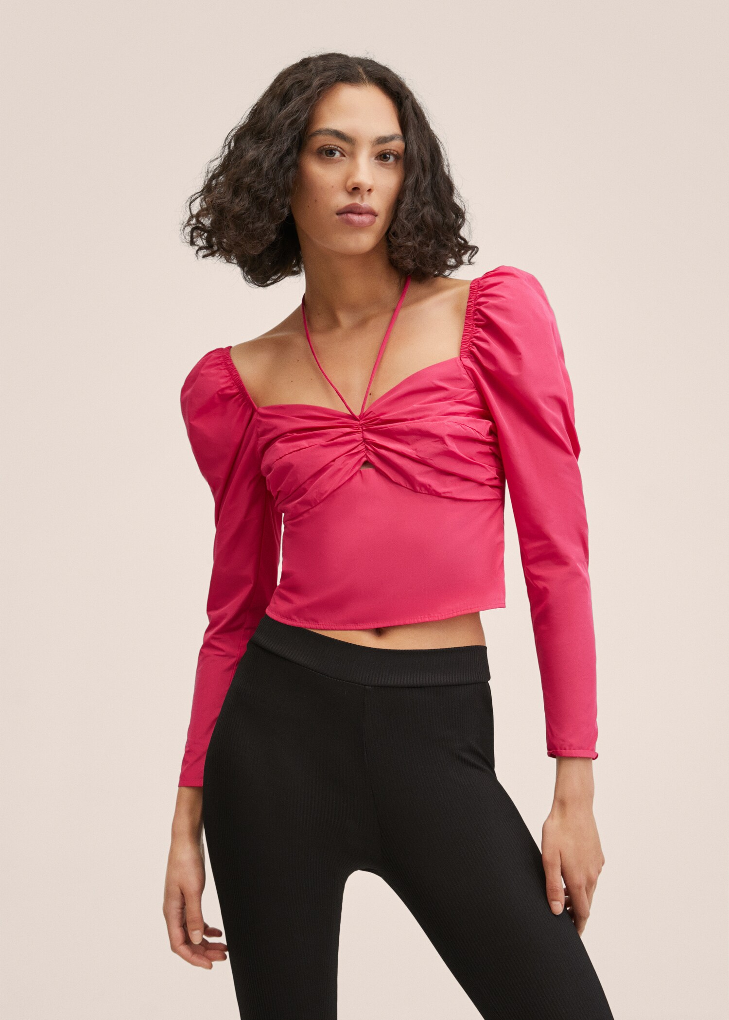 Blusa crop manga abullonada - Plano medio