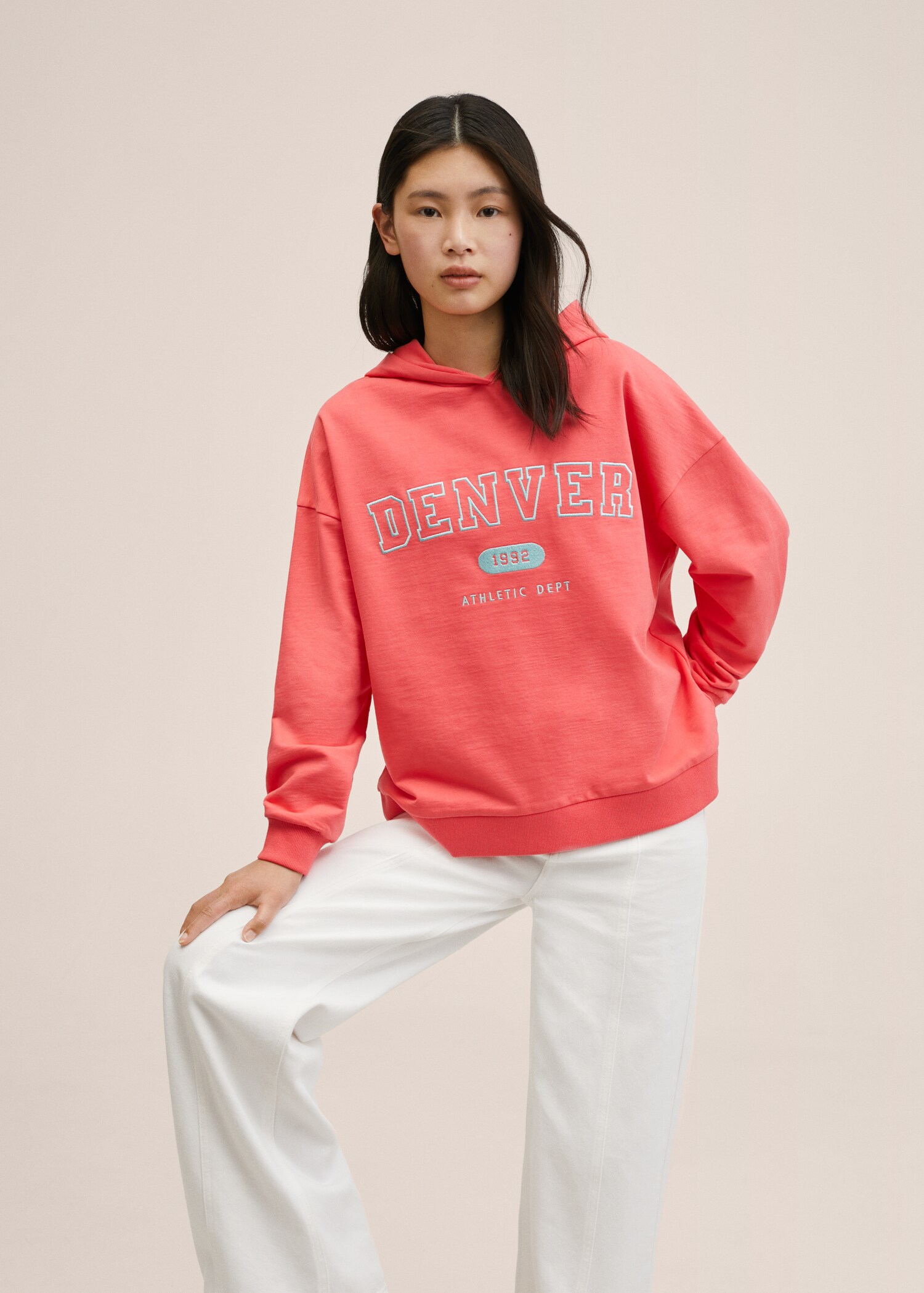 Mönstrad sweatshirt med huva - Bild av mittparti