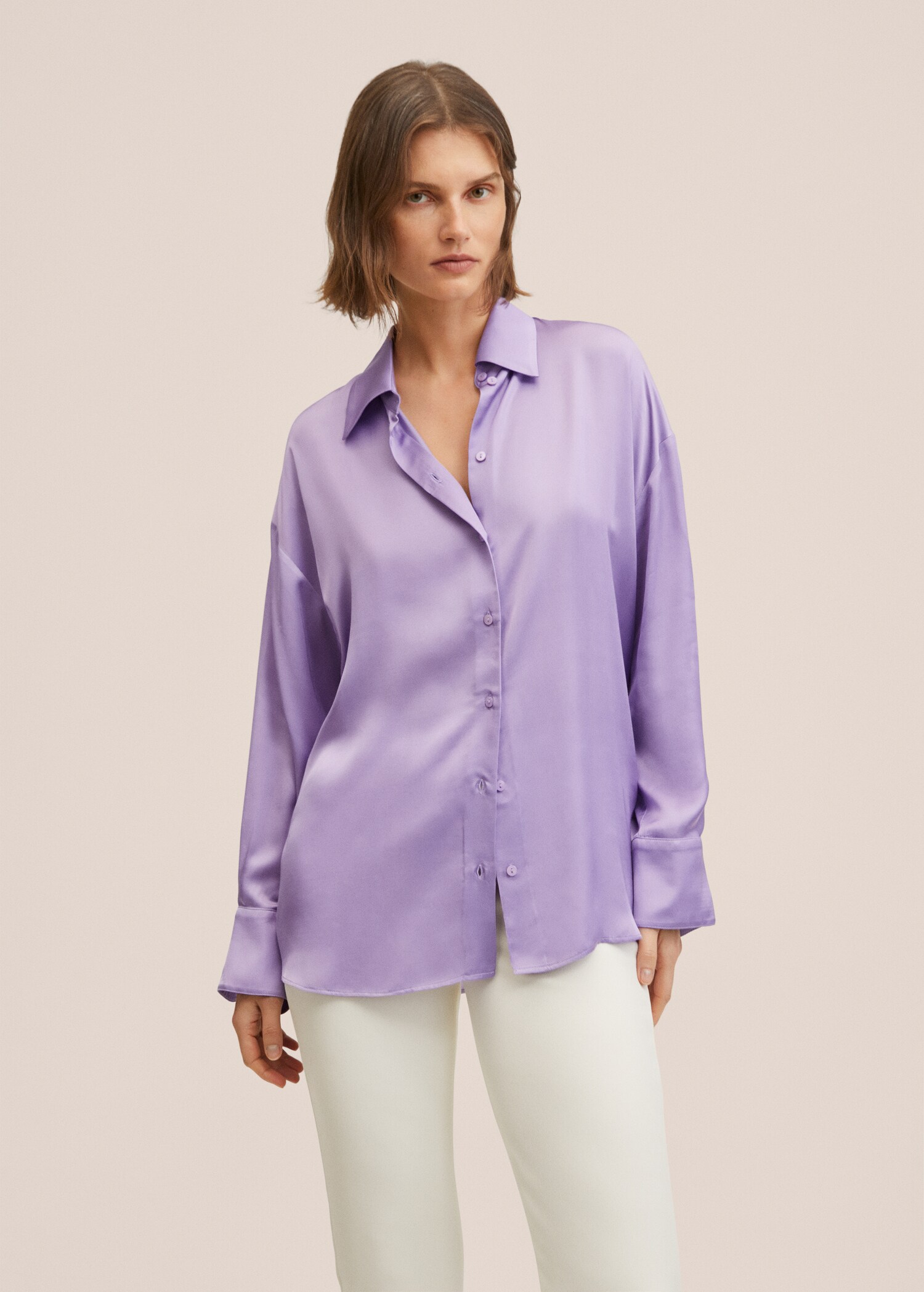 Camisa satinada oversize - Plano medio