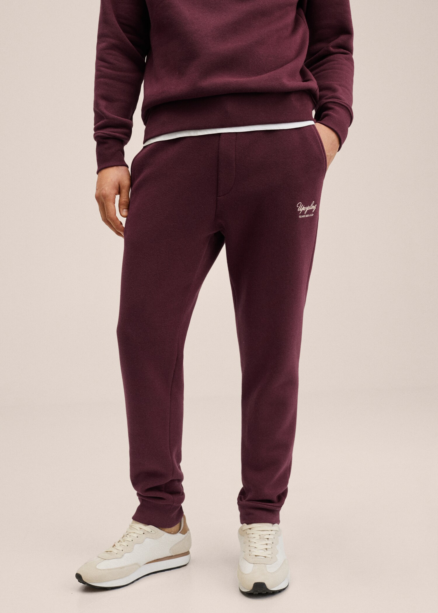 Jogger Pants mit Schriftzug - Mittlere Ansicht