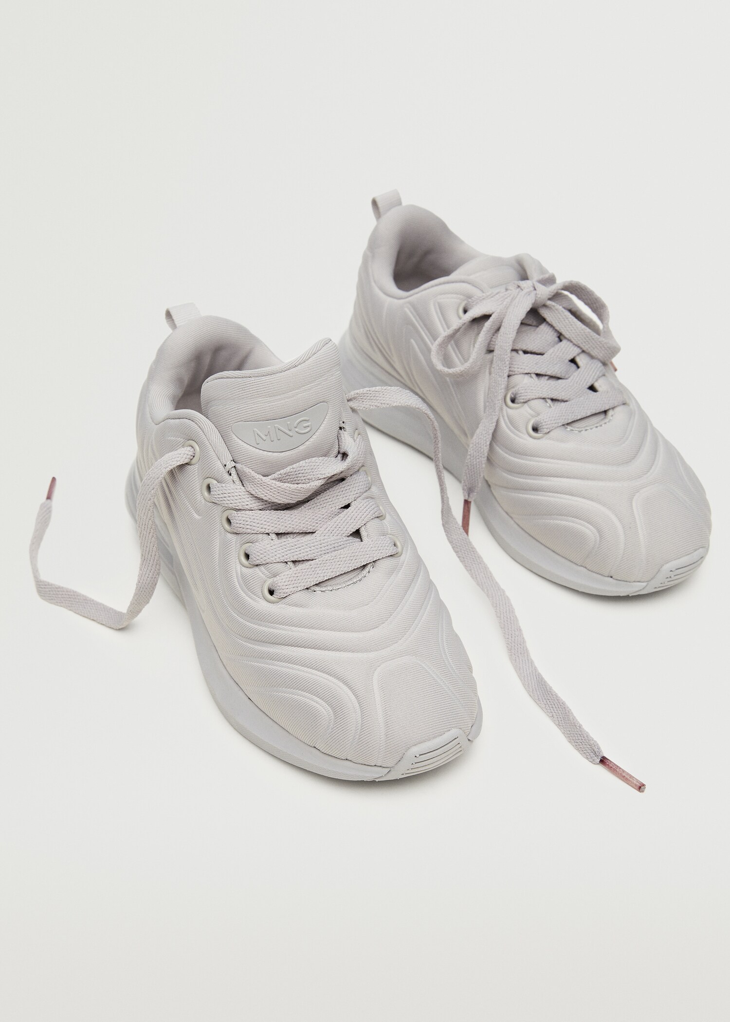 Deportivas textura cordones - Plano medio