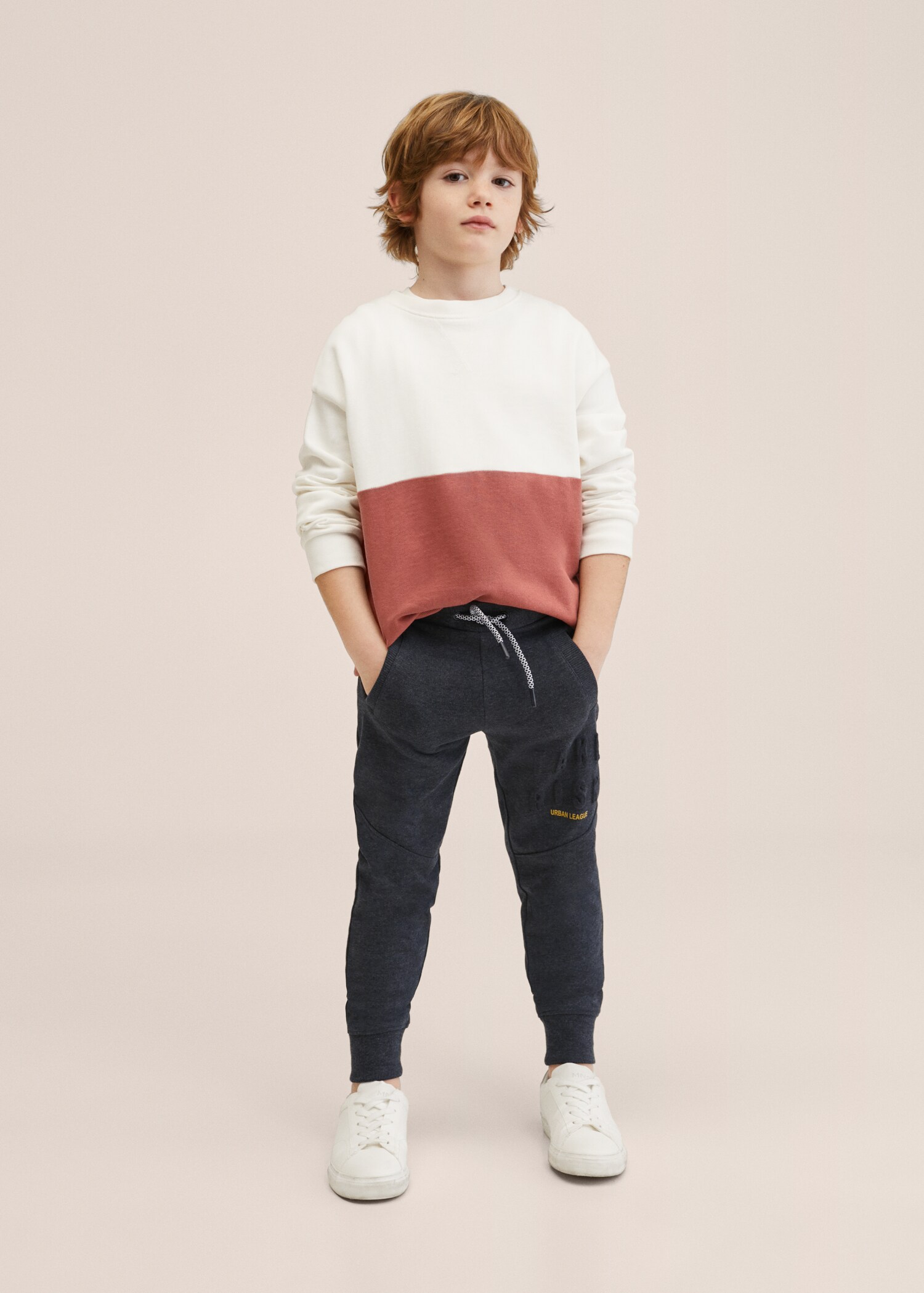 Pantalón jogger mensaje relieve - Plano medio