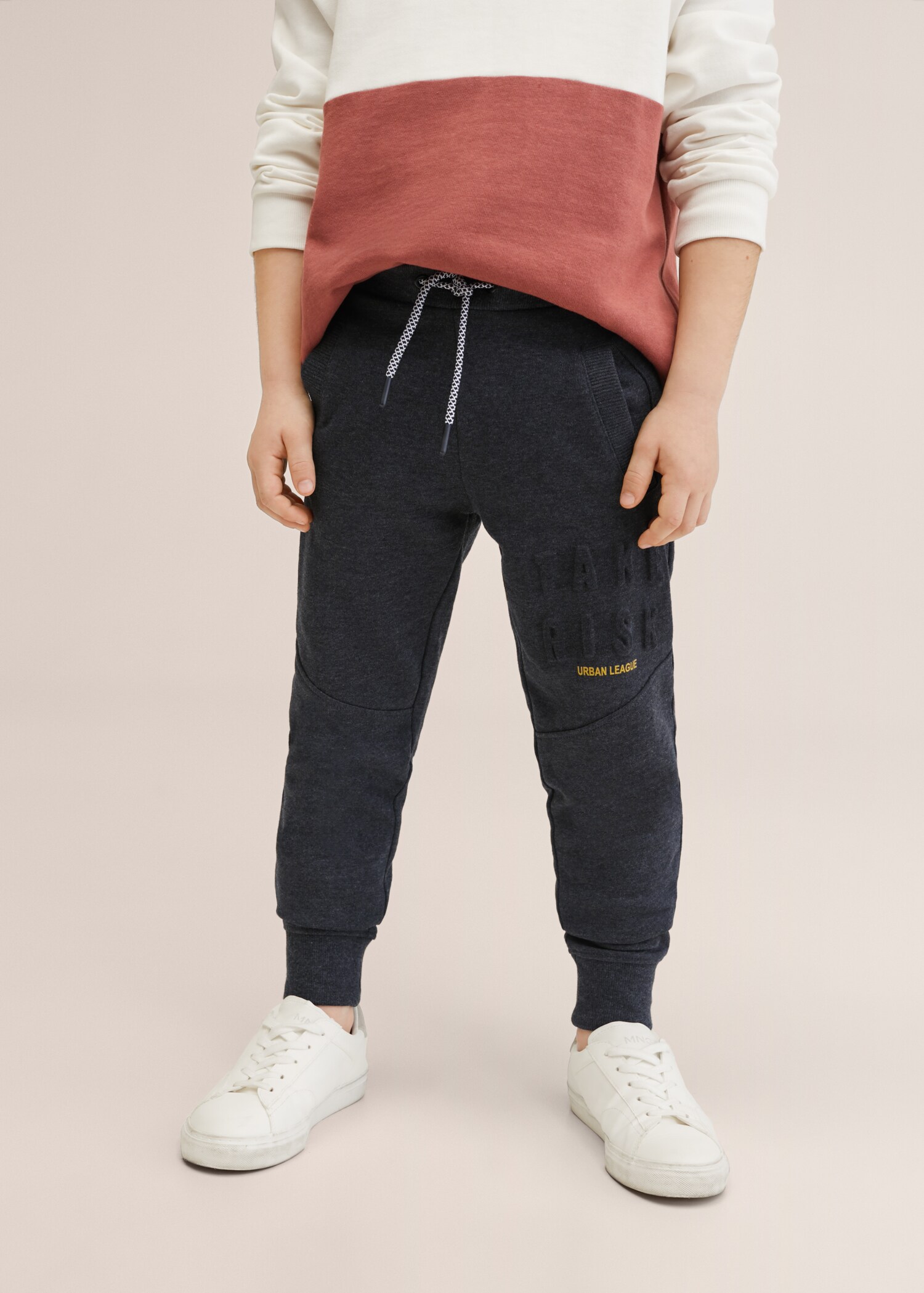 Pantalón jogger mensaje relieve - Detalle del artículo 1