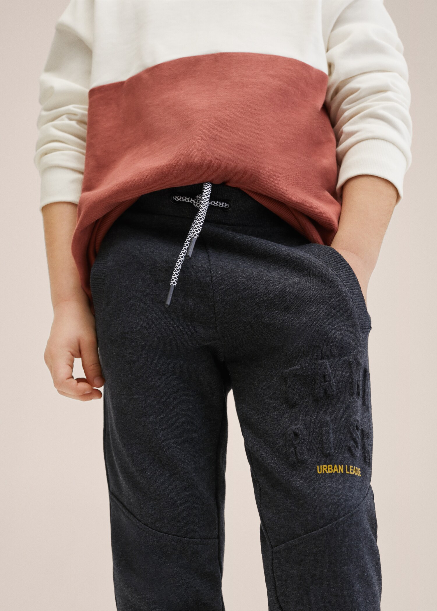 Pantalón jogger mensaje relieve - Detalle del artículo 3
