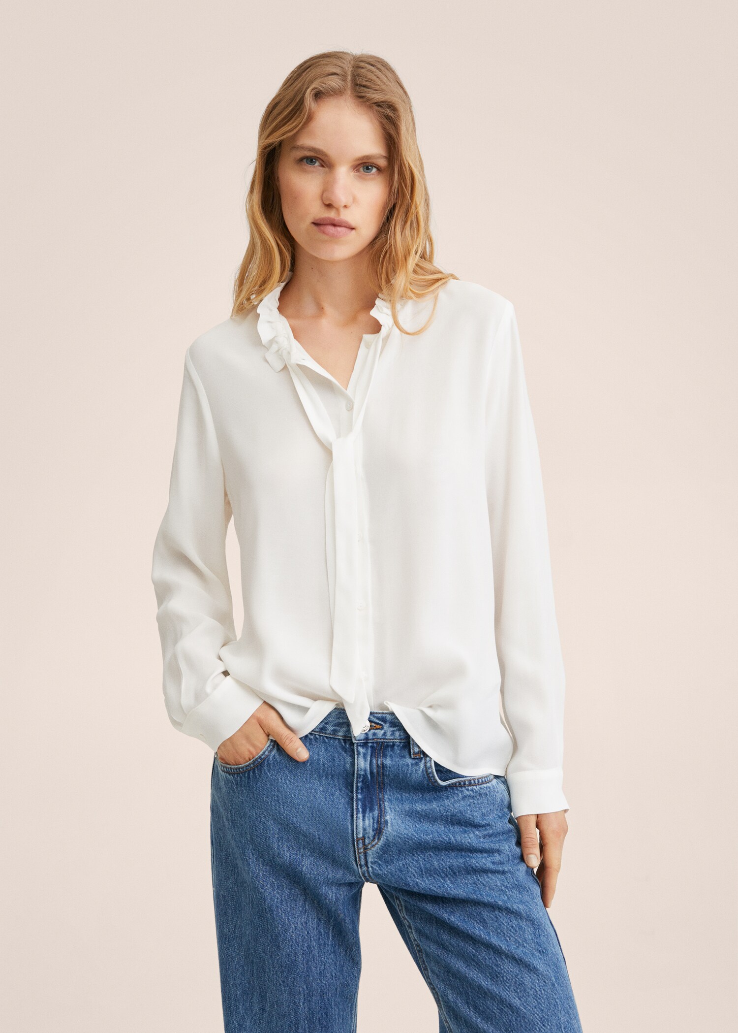 Blusa lazo cuello - Plano medio