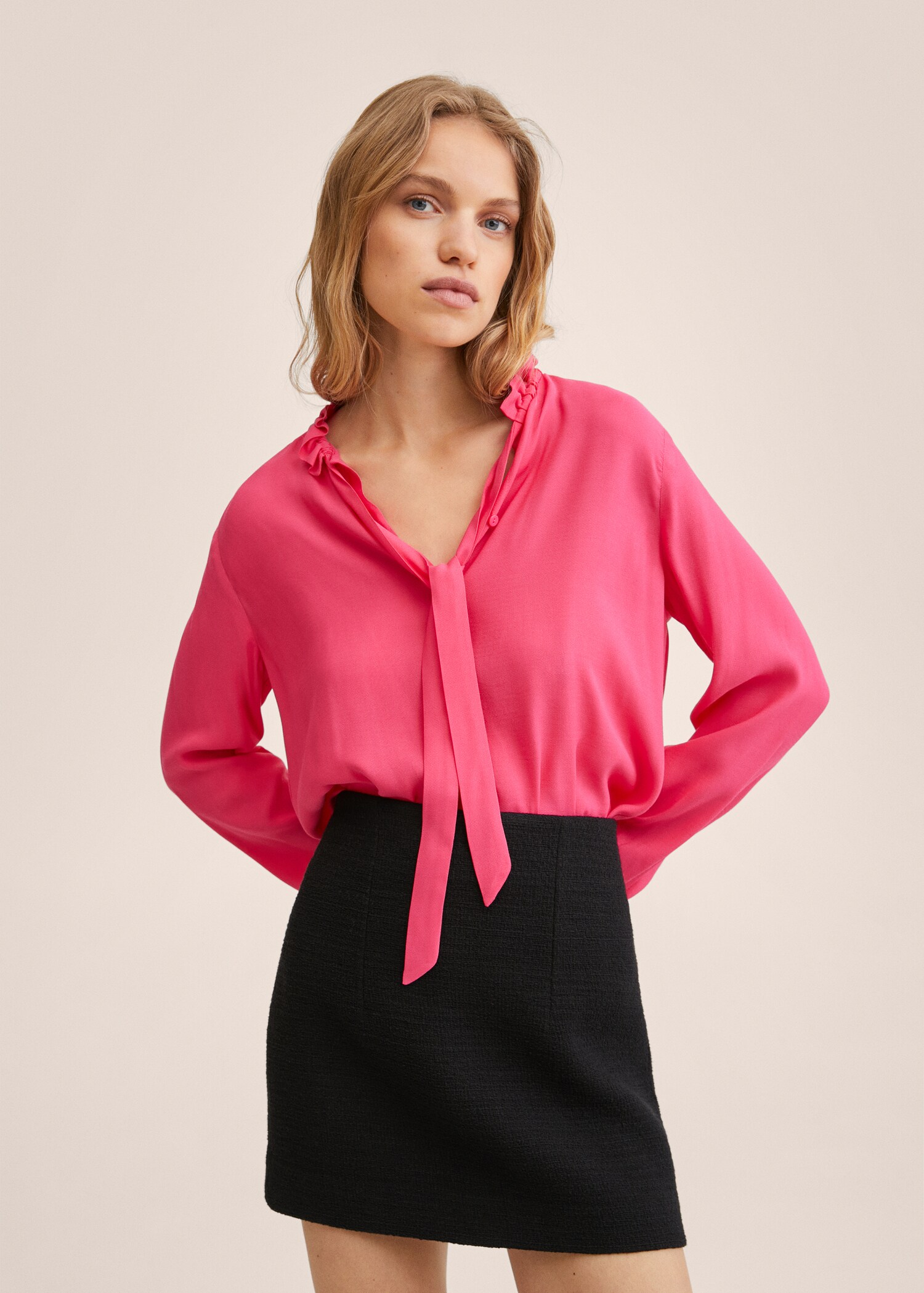 Blusa lazo cuello - Plano medio