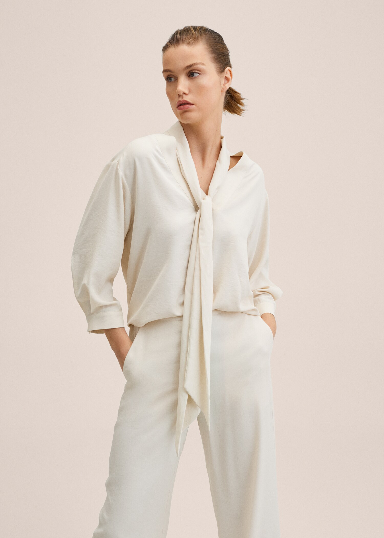 Blusa lazo cuello - Plano medio