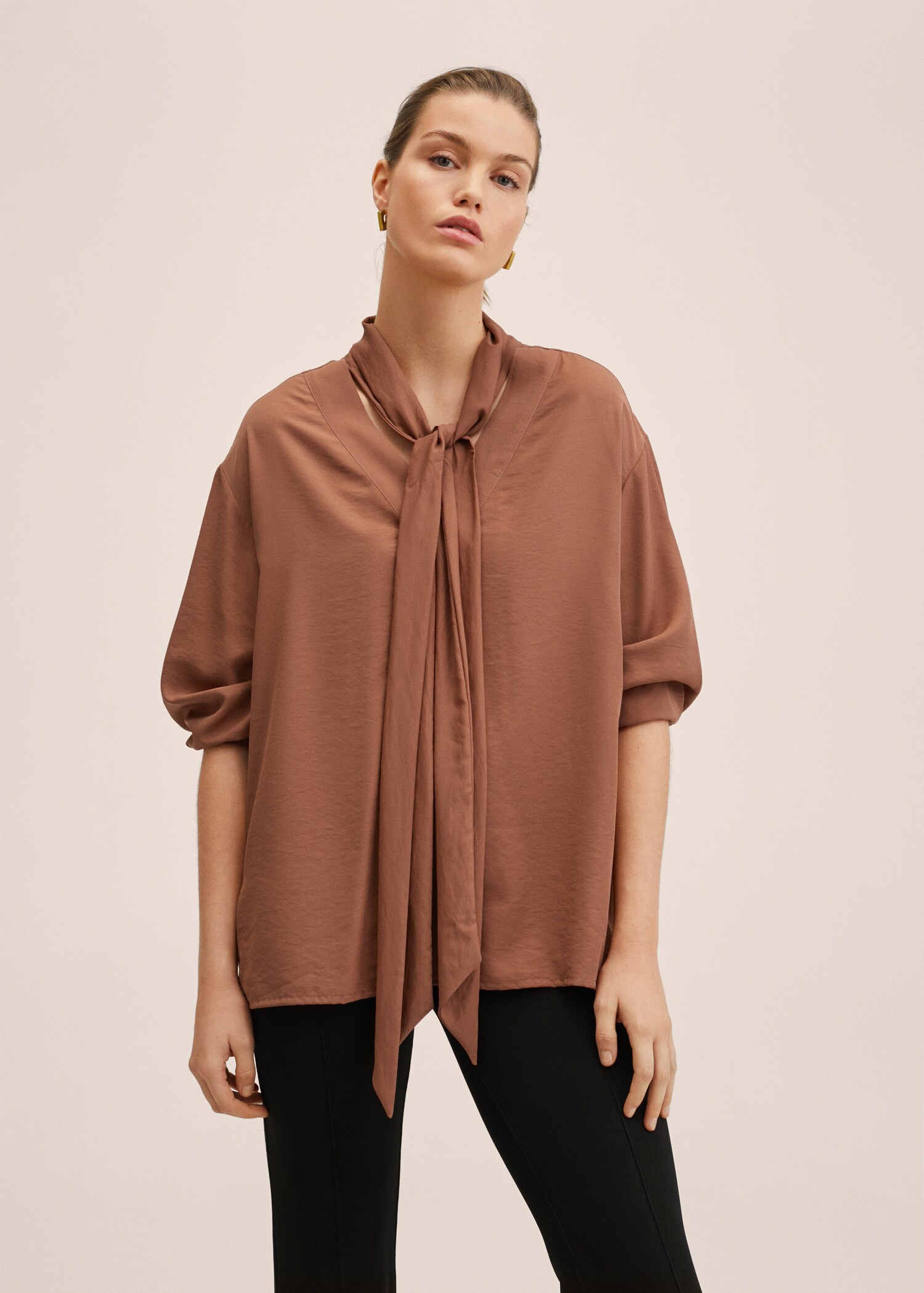 Blusa lazo cuello - Plano medio