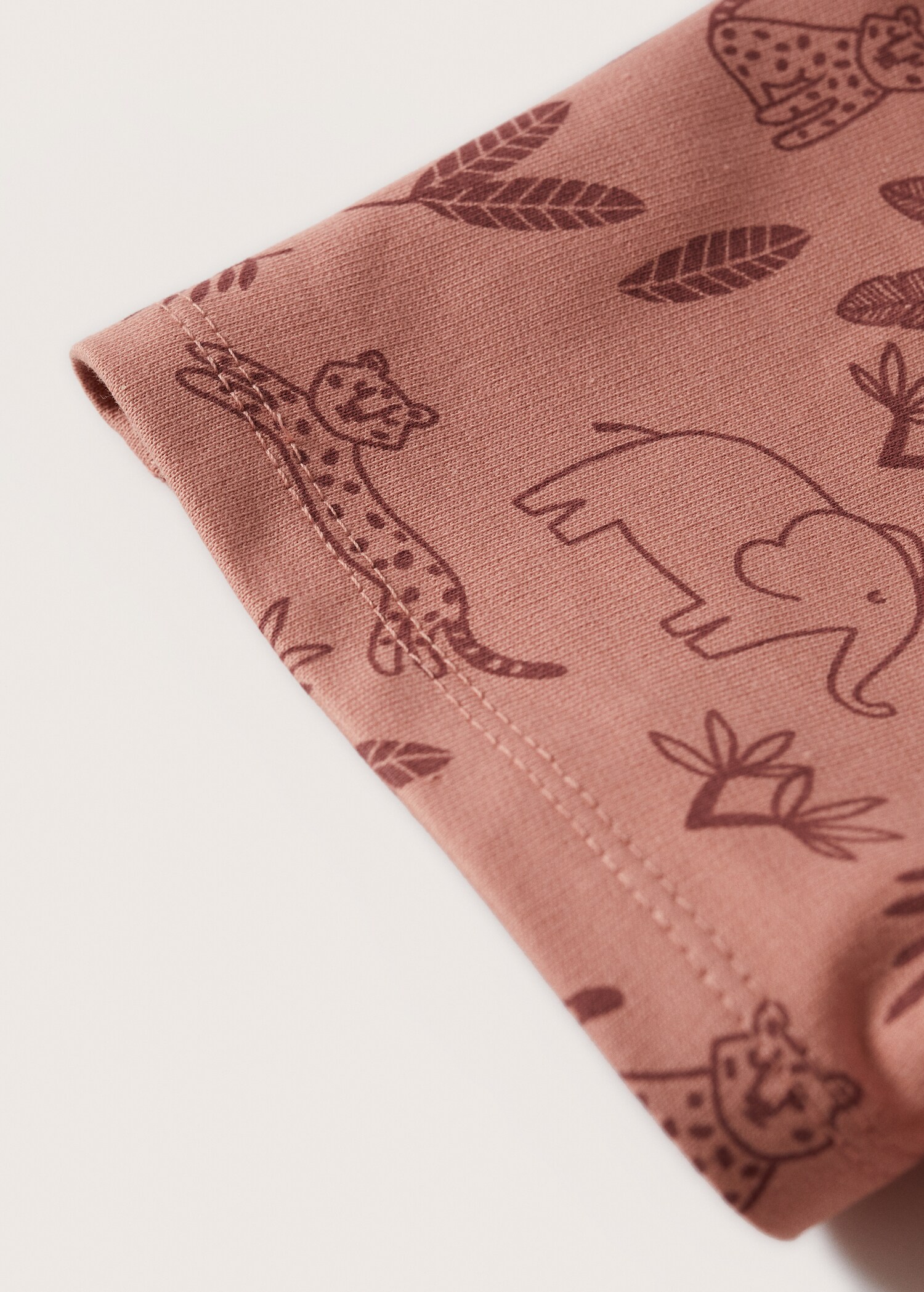 Printed jogging Bermuda shorts - Details of the article 9