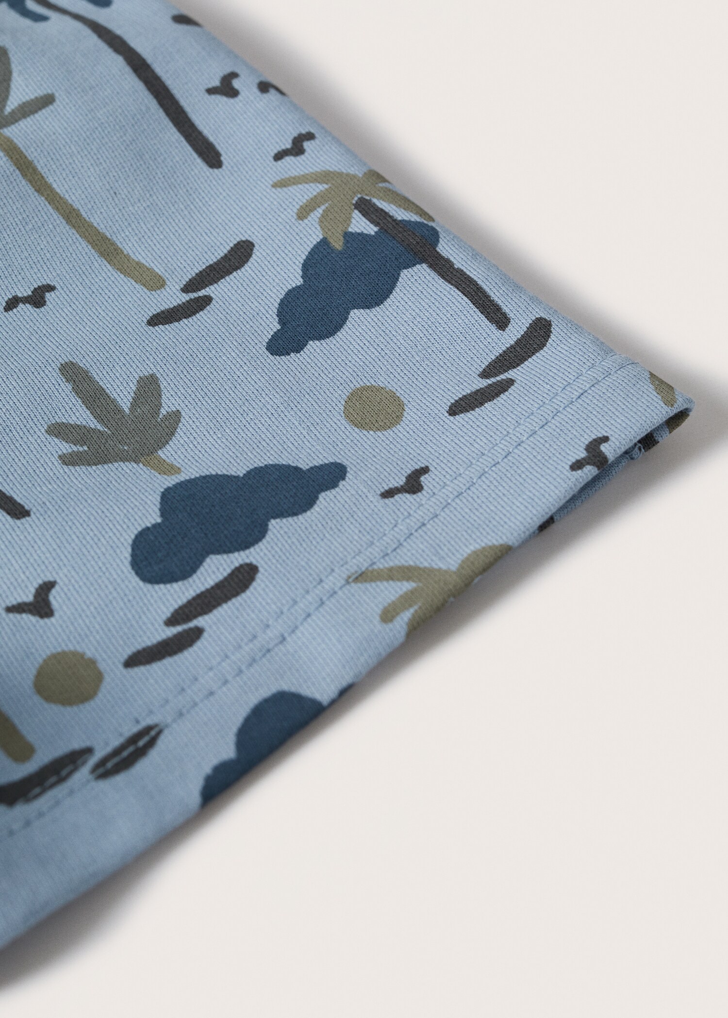Printed jogging Bermuda shorts - Details of the article 9