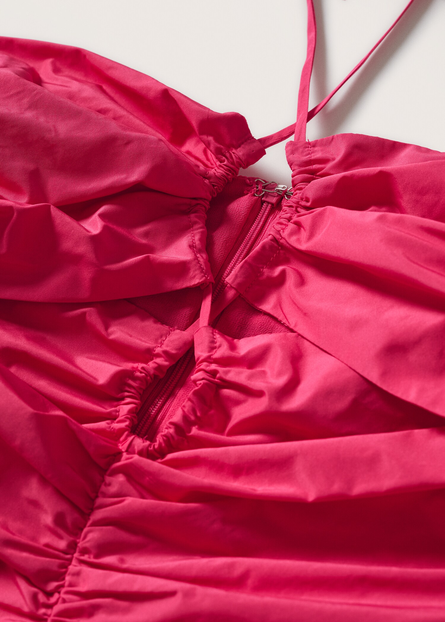 Gerafftes Kleid mit Zierausschnitt - Detail des Artikels 8