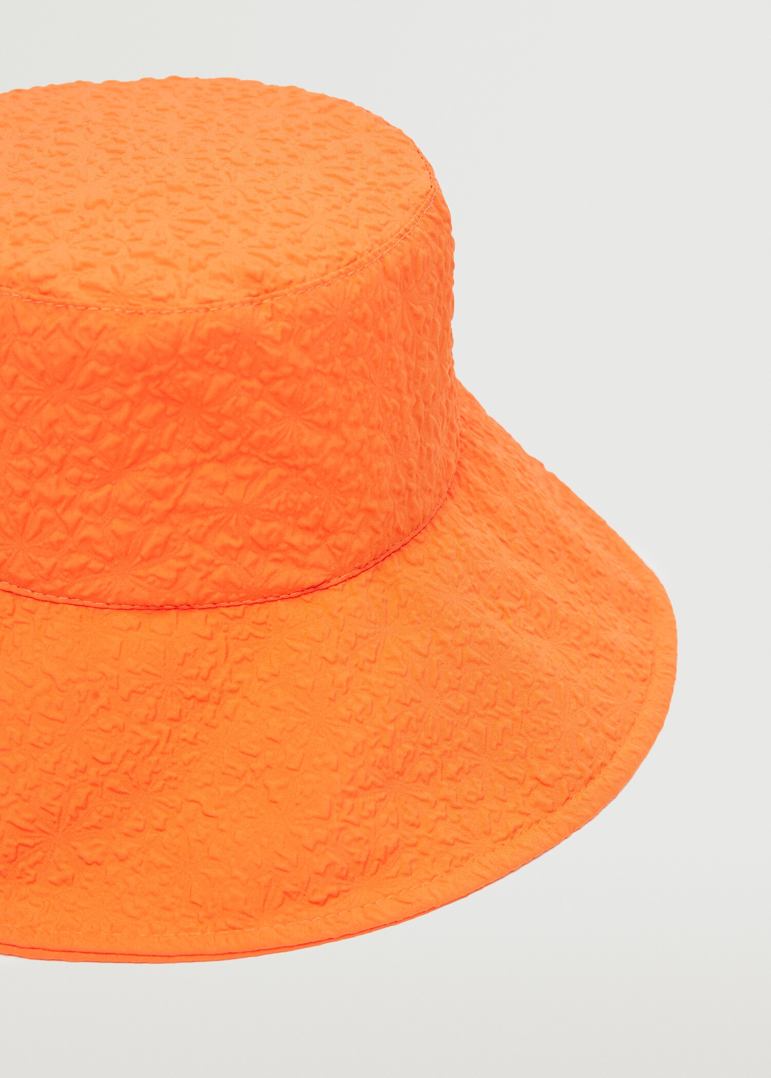 Gorro bucket textura - Plano medio