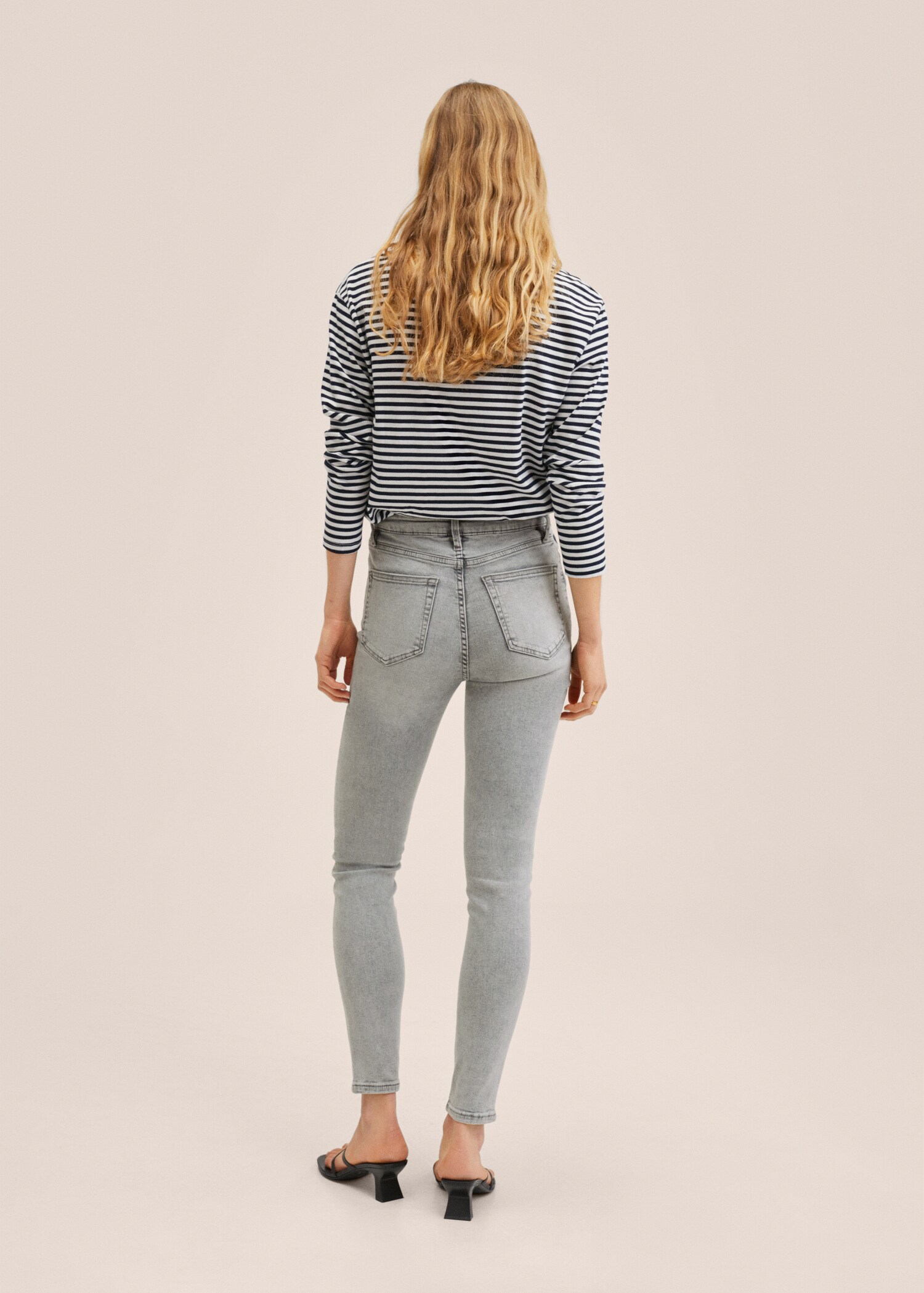 Skinny-Jeans mit hohem Bund - Rückseite des Artikels