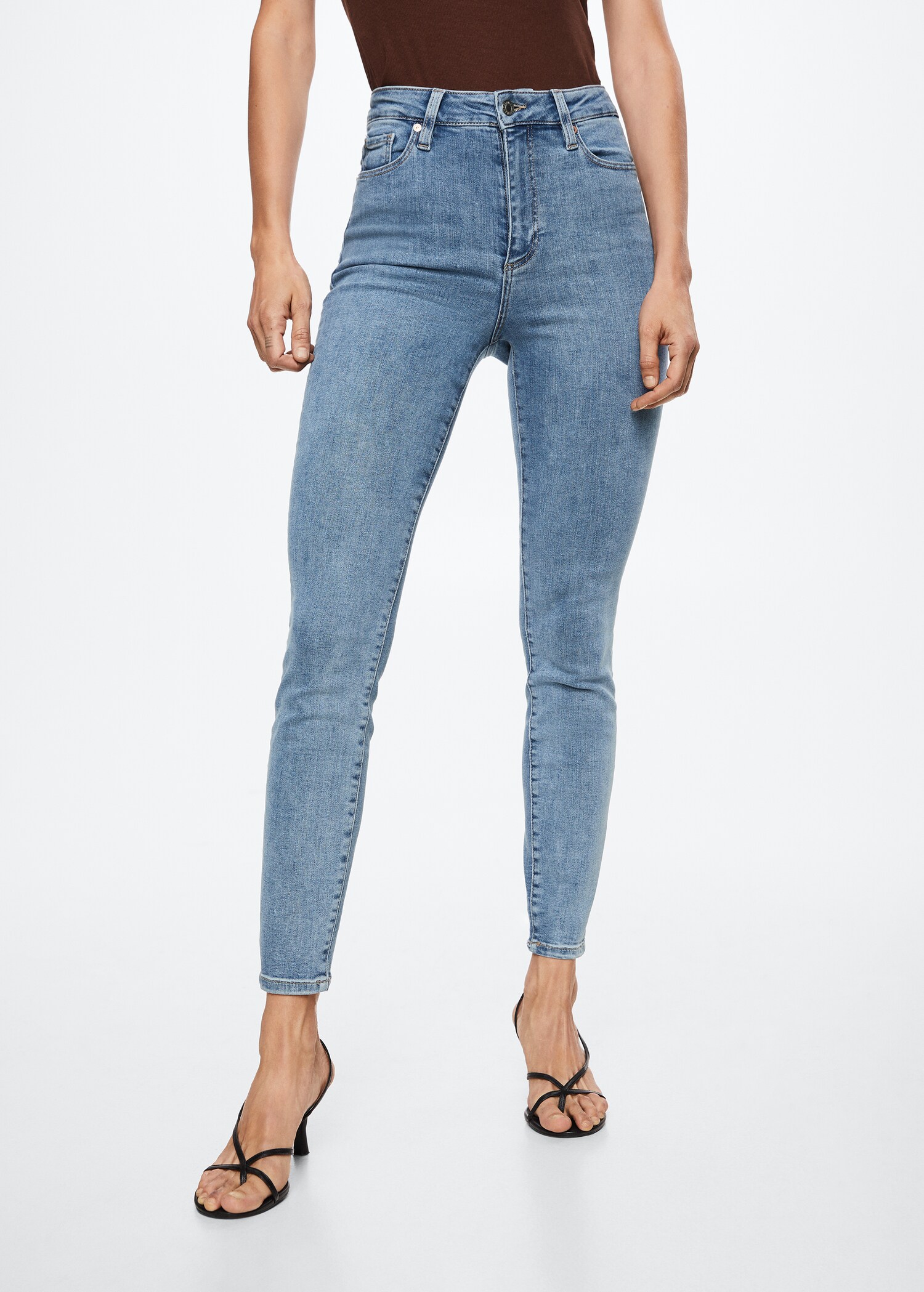 Jeans skinny tiro alto  - Plano medio