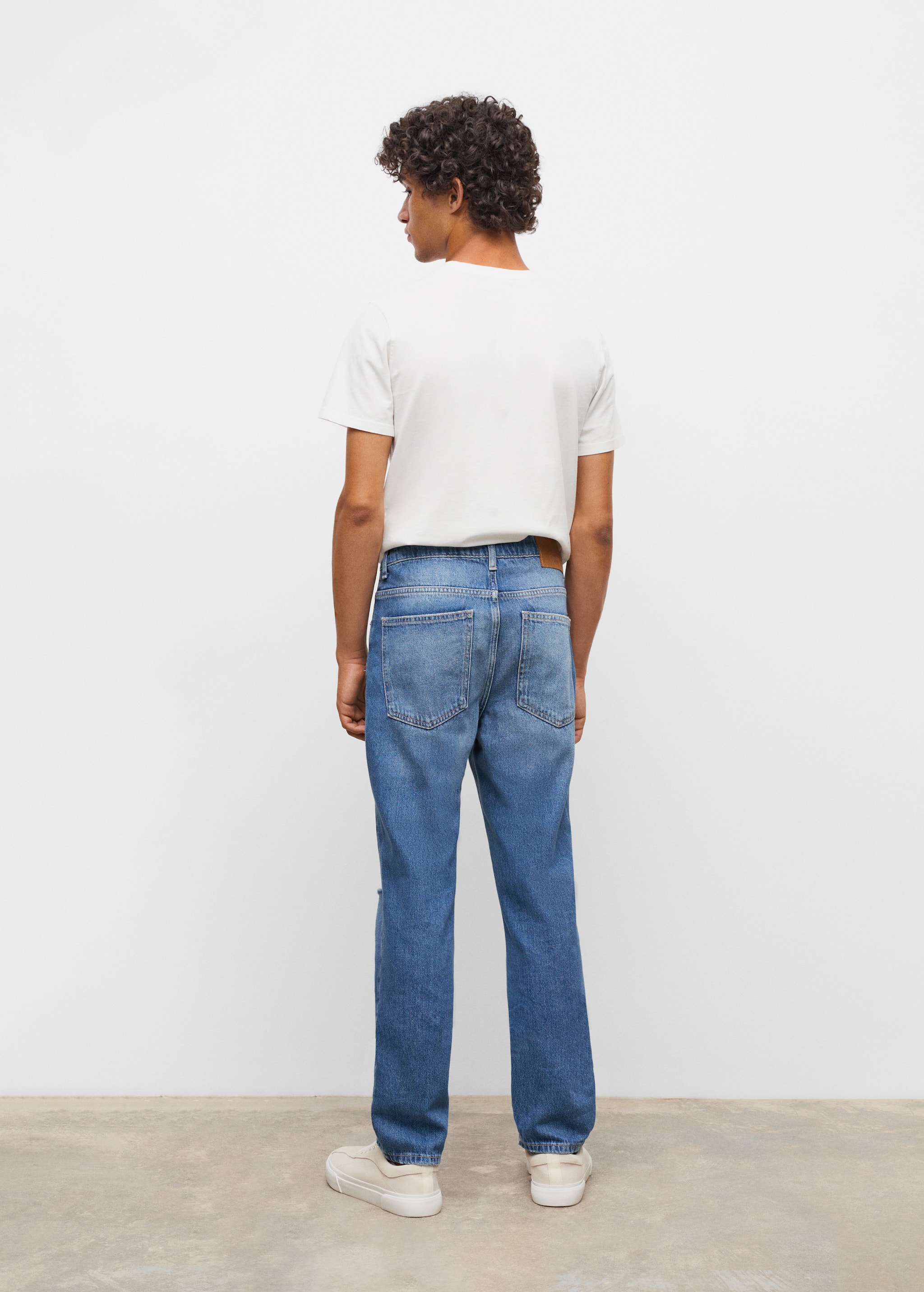 Gerade Jeans mit Zierrissen - Rückseite des Artikels