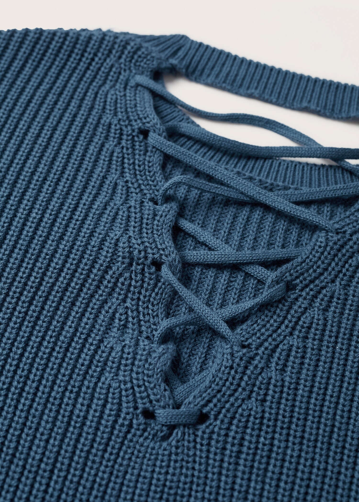 Pullover mit rückwärtigem Crossover-Detail - Detail des Artikels 8