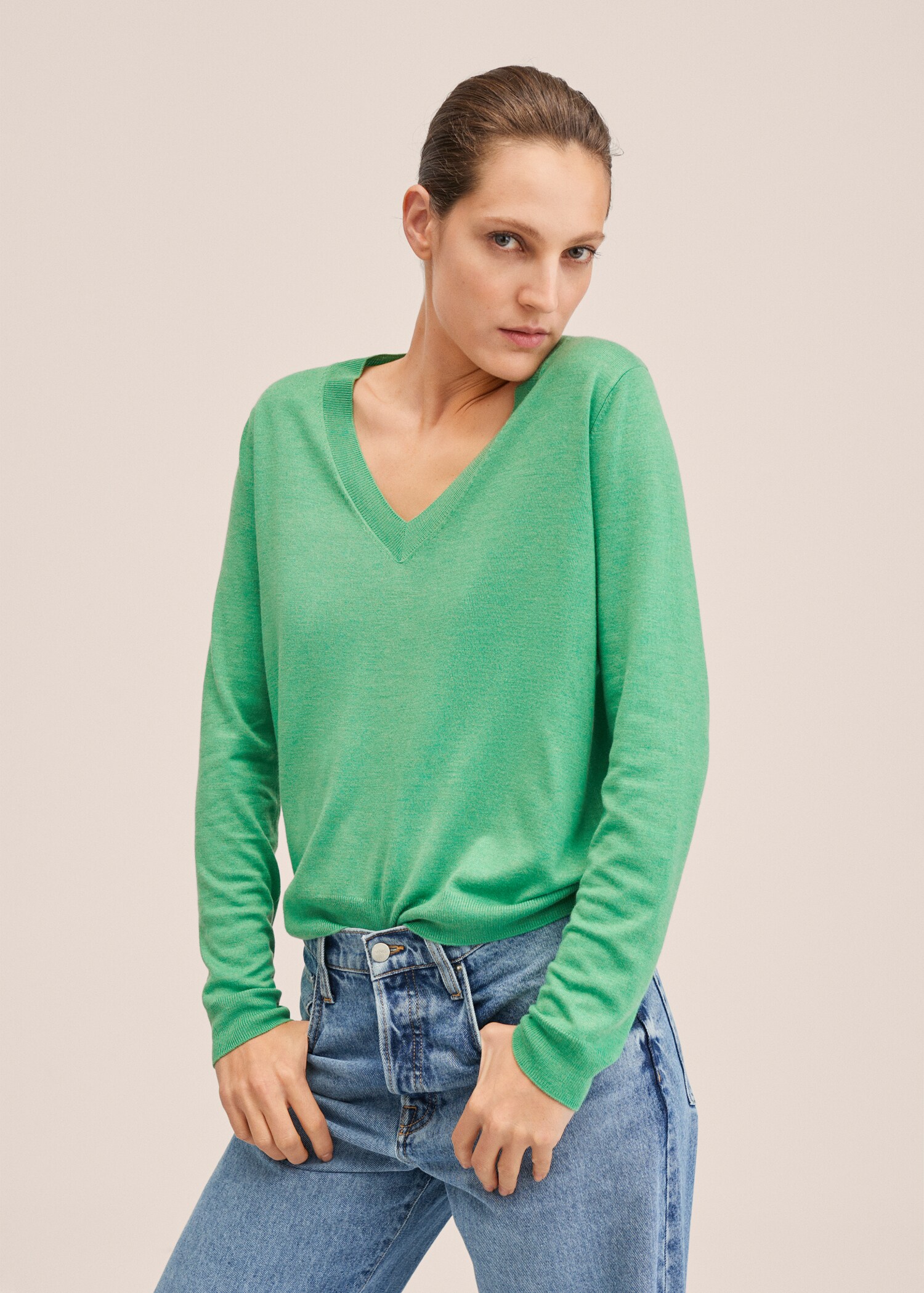 V-neck knit sweater - Medium plane