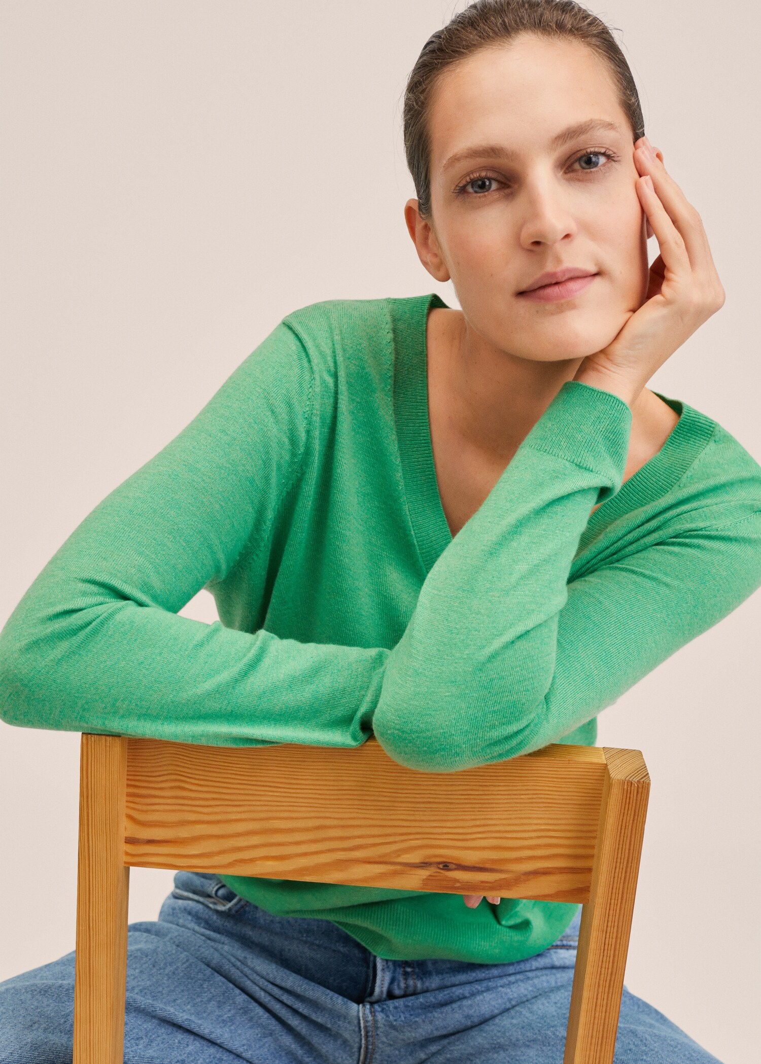 V-neck knit sweater - Details of the article 1