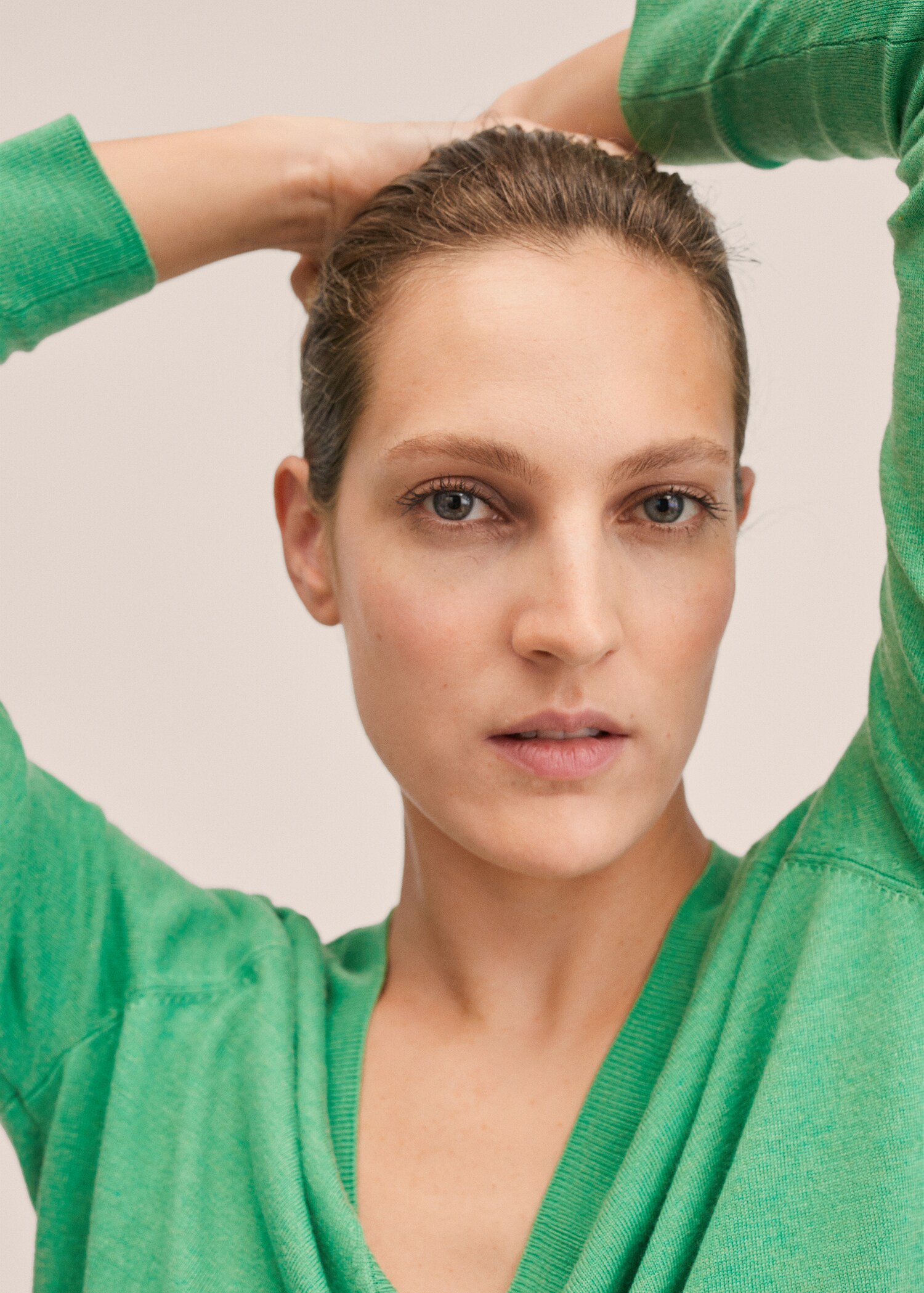 V-neck knit sweater - Details of the article 2
