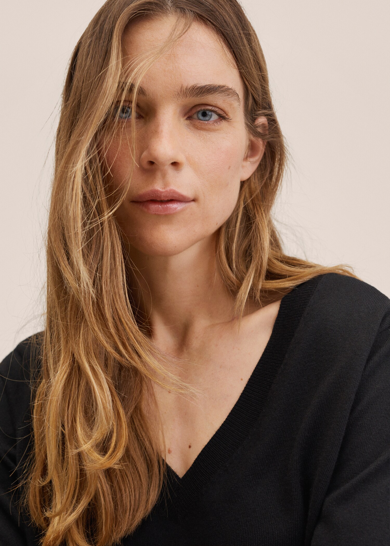 V-neck knit sweater - Details of the article 1