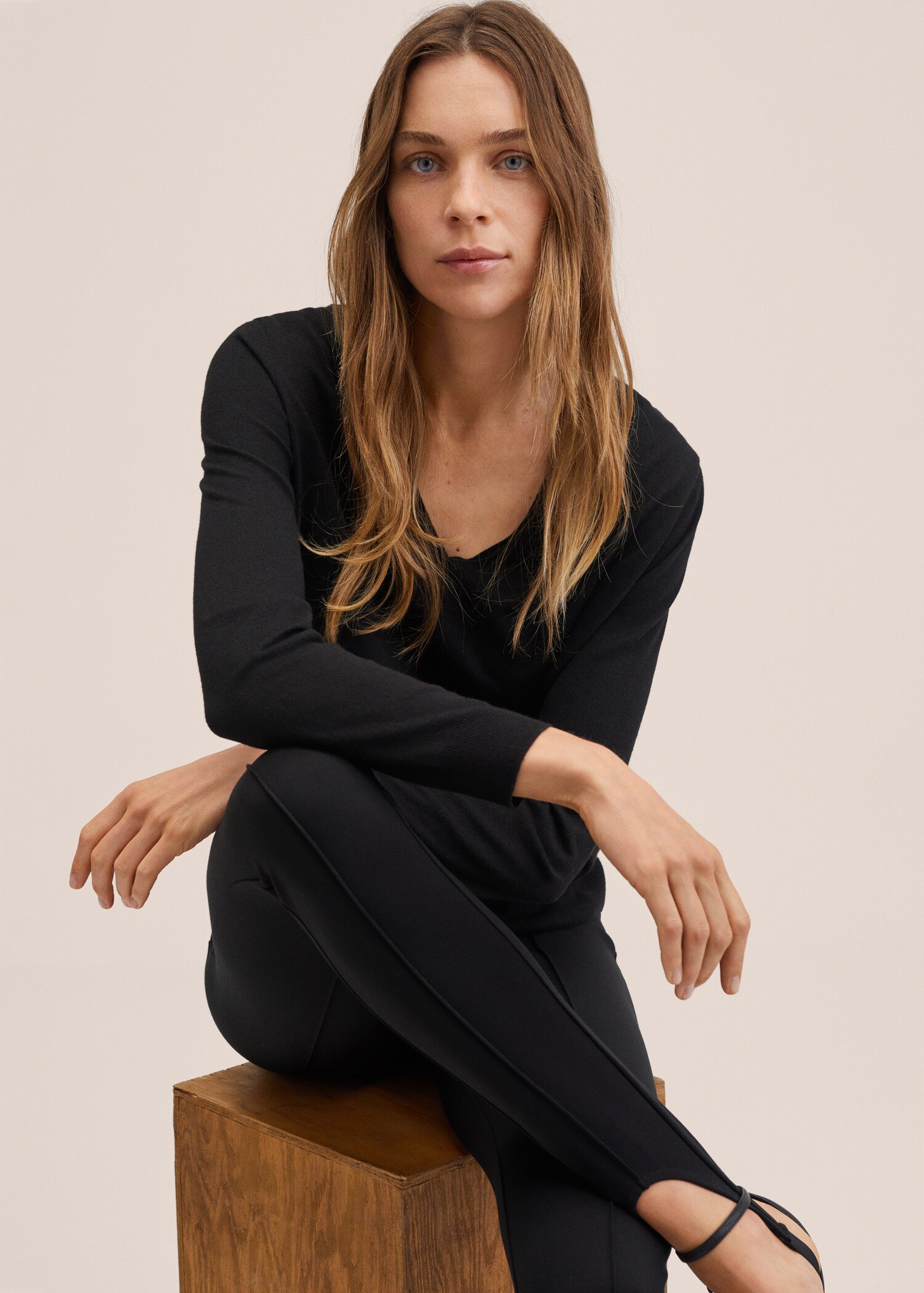 V-neck knit sweater - Details of the article 2