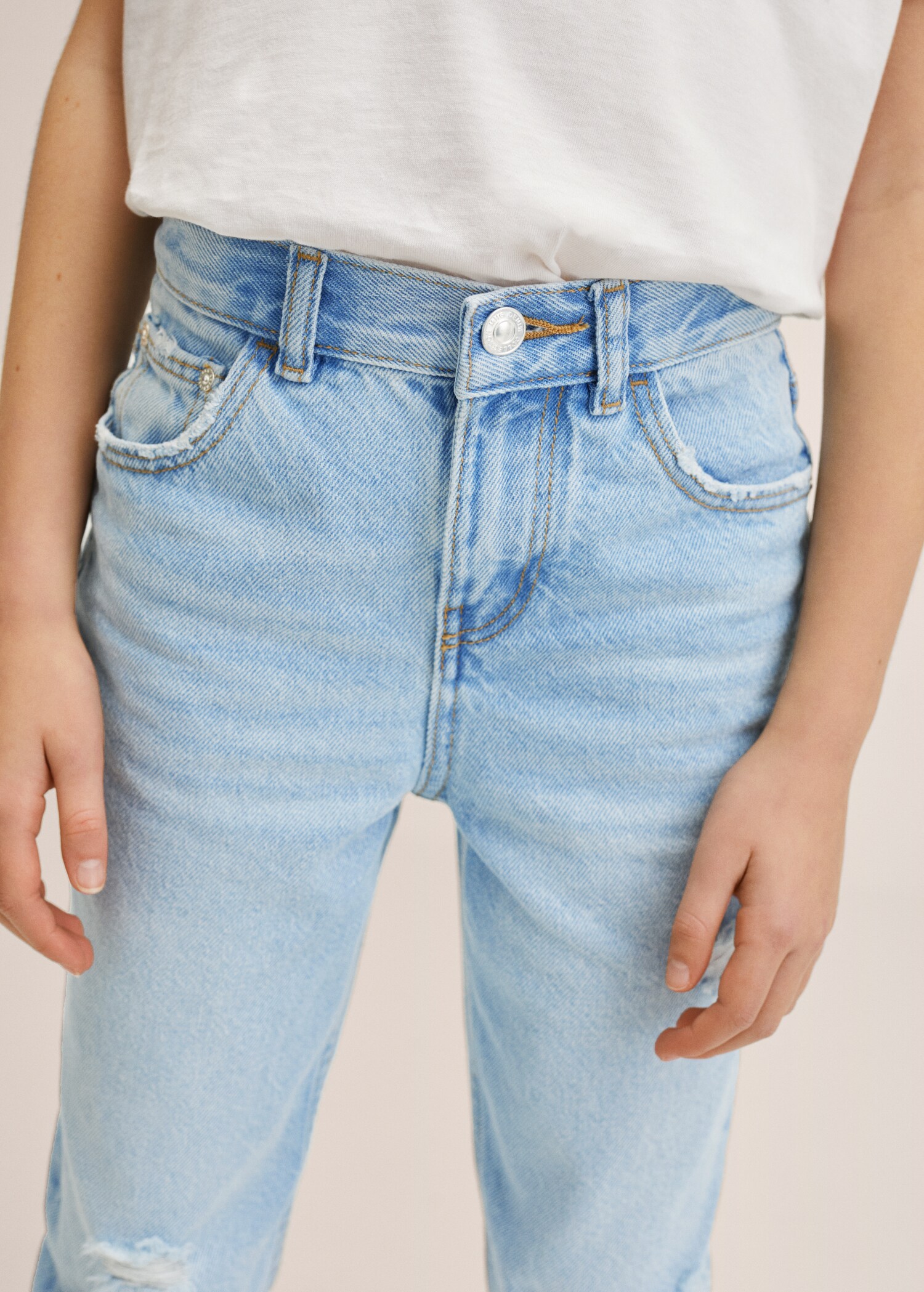 Mom fit decorative rips jeans - Details of the article 2