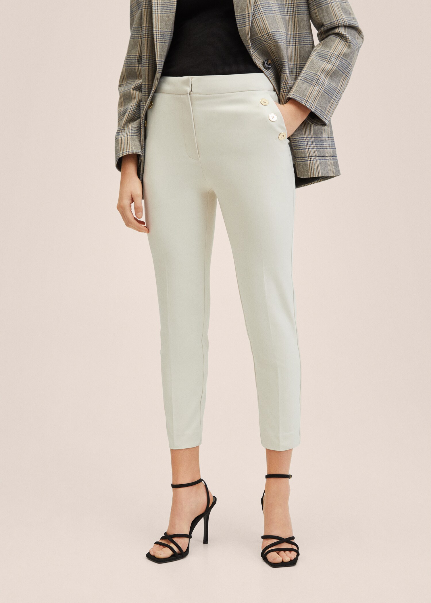 Pantalón crop botones - Plano medio