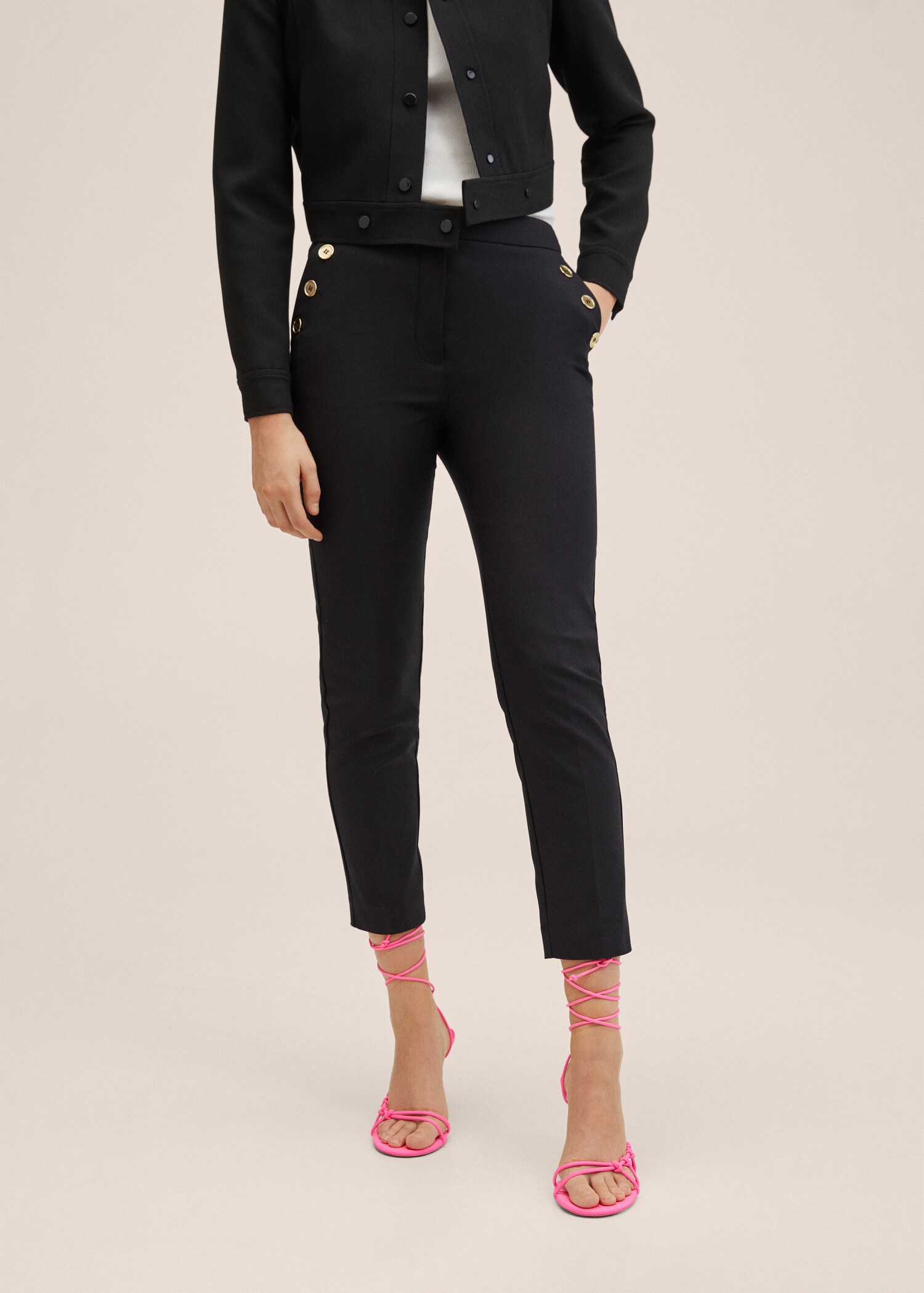 Pantalón crop botones - Plano medio